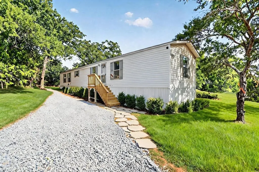 Single Family Residence For Sale in Hood County , 5907 Arkansas Trail, Granbury, Texas 76048, 3 Bedroom, 2 Bathroom, Garage spaces, 952 Sqft, built in 2007, mls#21397723, Real Estate Agent in Granbury, Homes For Sale in Hood county, Homes For Sale in Granbury, Realtor in Granbury Texas, Real Estate Brokerage Independent Realty Texas, Luminita Cordes Realtor