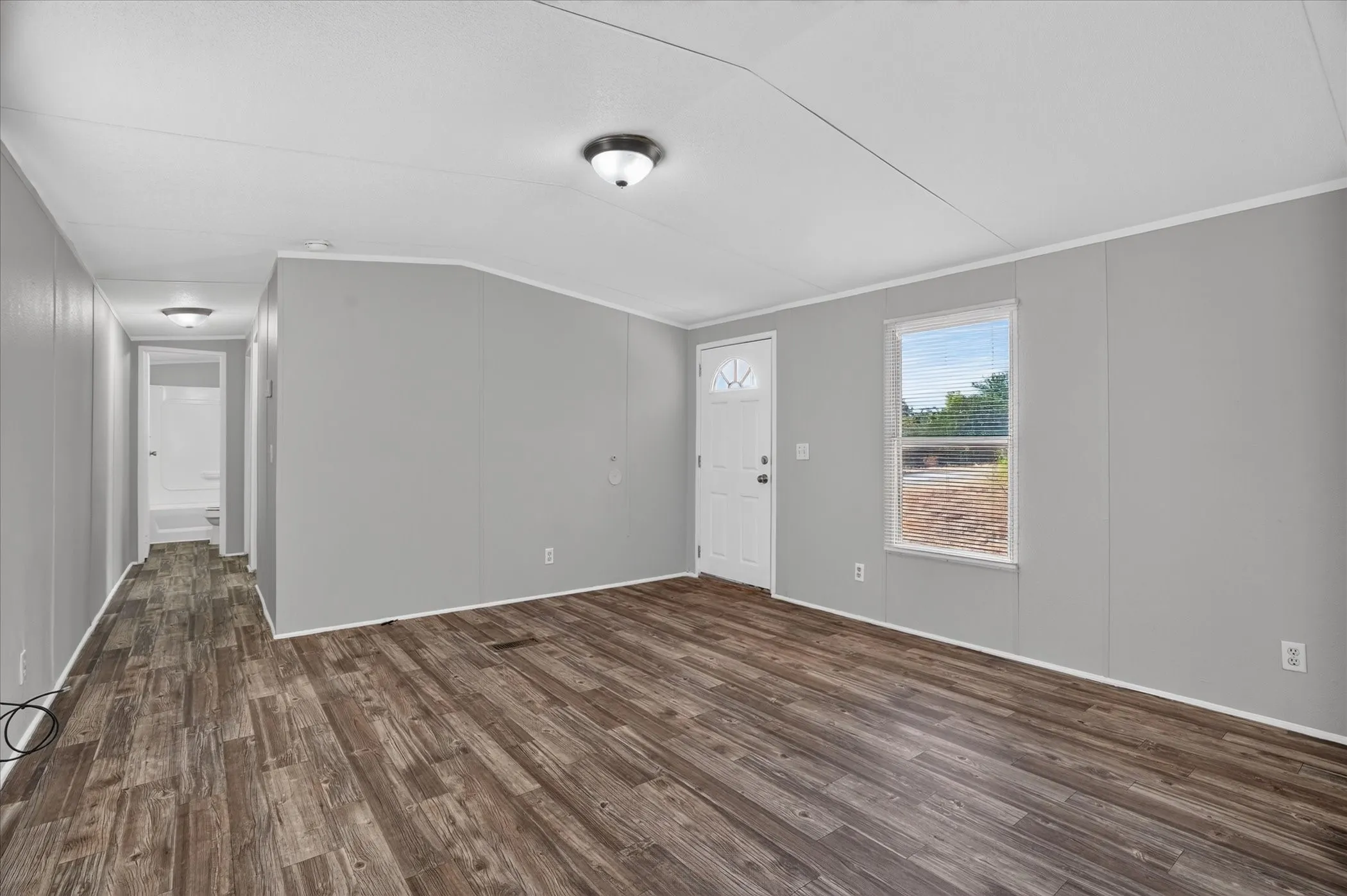 Single Family Residence For Sale in Hood County , 5907 Arkansas Trail, Granbury, Texas 76048, 3 Bedroom, 2 Bathroom, Garage spaces, 952 Sqft, built in 2007, mls#21397723, Real Estate Agent in Granbury, Homes For Sale in Hood county, Homes For Sale in Granbury, Realtor in Granbury Texas, Real Estate Brokerage Independent Realty Texas, Luminita Cordes Realtor