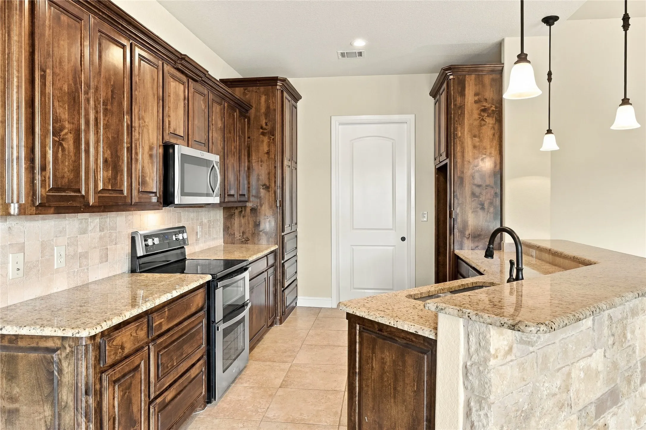 Single Family Residence For Sale in Somervell County , 158 Valley View Street, Glen Rose, Texas 76043, 3 Bedroom, 2 Bathroom, 2 Garage spaces, 2,244 Sqft, built in 2016, mls#21397134, Real Estate Agent in Glen Rose, Homes For Sale in Somervell county, Homes For Sale in Glen Rose, Realtor in Glen Rose Texas, Real Estate Brokerage Independent Realty Texas, Luminita Cordes Realtor