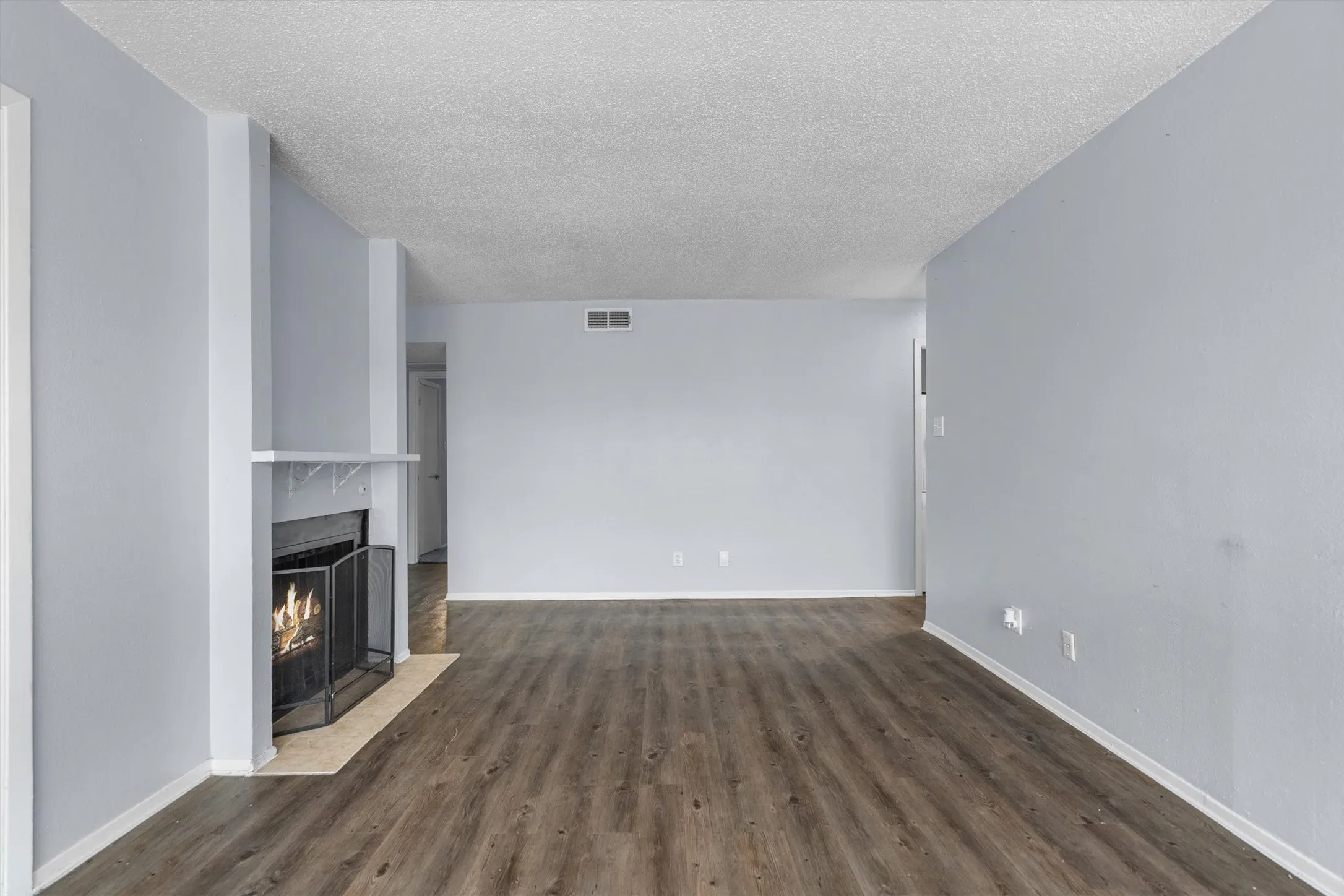 Condominium For Sale in Tarrant County , 5606 Boca Raton Boulevard 247, Fort Worth, Texas 76112, 2 Bedroom, 2 Bathroom, Garage spaces, 1,069 Sqft, built in 1972, mls#21386787, Real Estate Agent in Fort Worth, Homes For Sale in Tarrant county, Homes For Sale in Fort Worth, Realtor in Fort Worth Texas, Real Estate Brokerage Independent Realty Texas, Luminita Cordes Realtor
