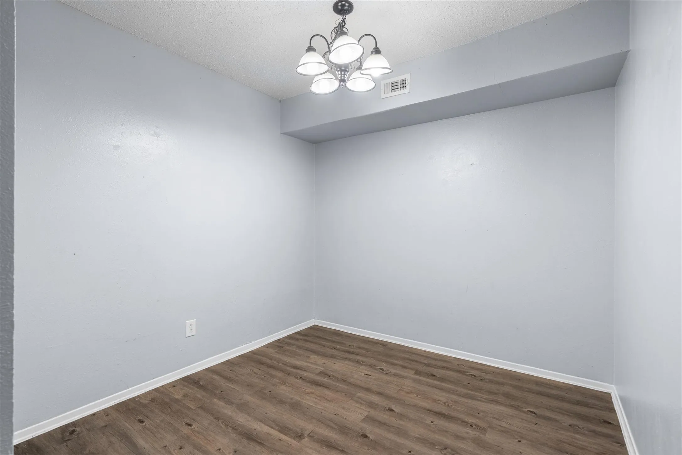 Condominium For Sale in Tarrant County , 5606 Boca Raton Boulevard 247, Fort Worth, Texas 76112, 2 Bedroom, 2 Bathroom, Garage spaces, 1,069 Sqft, built in 1972, mls#21386787, Real Estate Agent in Fort Worth, Homes For Sale in Tarrant county, Homes For Sale in Fort Worth, Realtor in Fort Worth Texas, Real Estate Brokerage Independent Realty Texas, Luminita Cordes Realtor