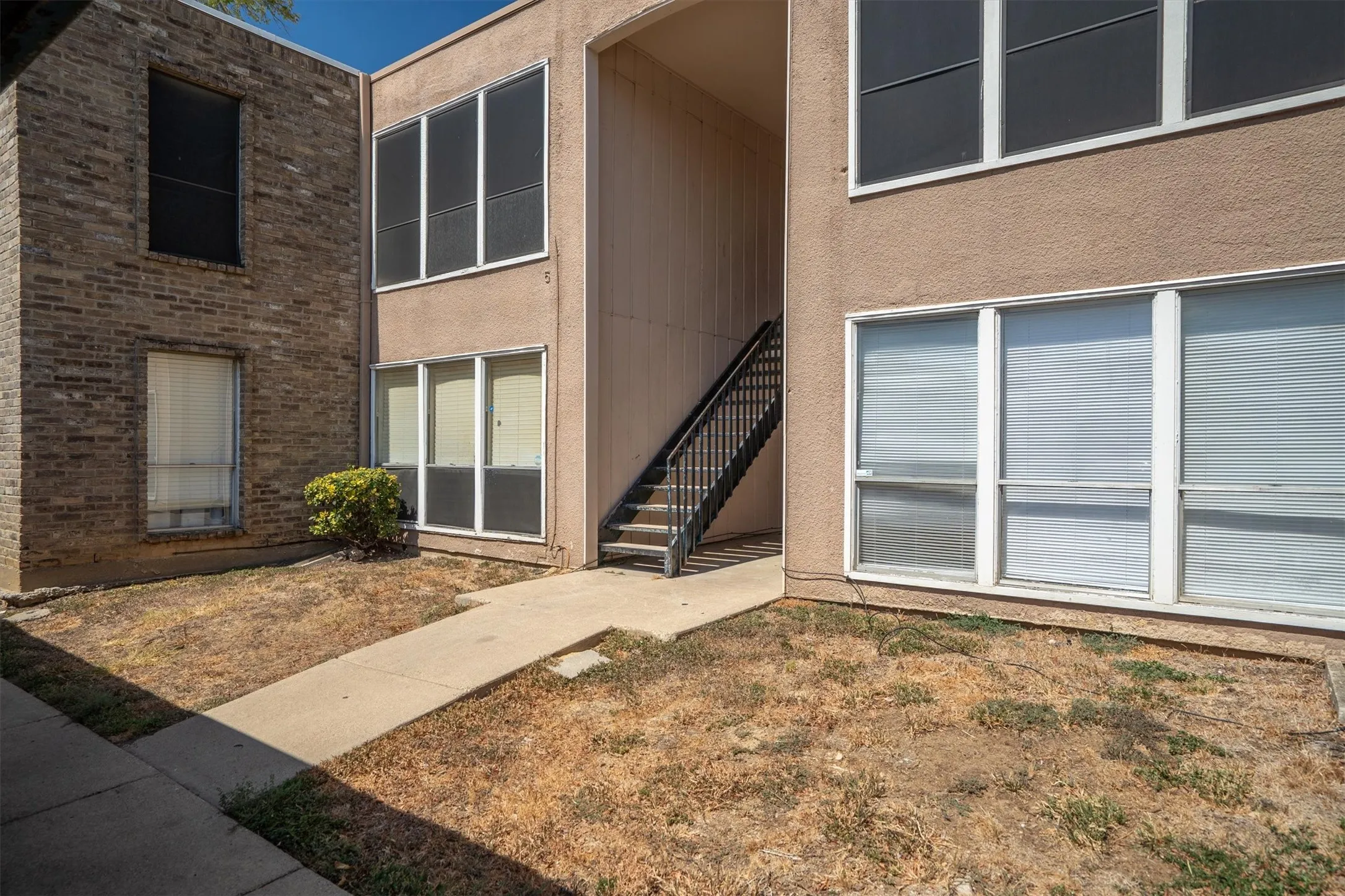 Condominium For Sale in Tarrant County , 5606 Boca Raton Boulevard 247, Fort Worth, Texas 76112, 2 Bedroom, 2 Bathroom, Garage spaces, 1,069 Sqft, built in 1972, mls#21386787, Real Estate Agent in Fort Worth, Homes For Sale in Tarrant county, Homes For Sale in Fort Worth, Realtor in Fort Worth Texas, Real Estate Brokerage Independent Realty Texas, Luminita Cordes Realtor