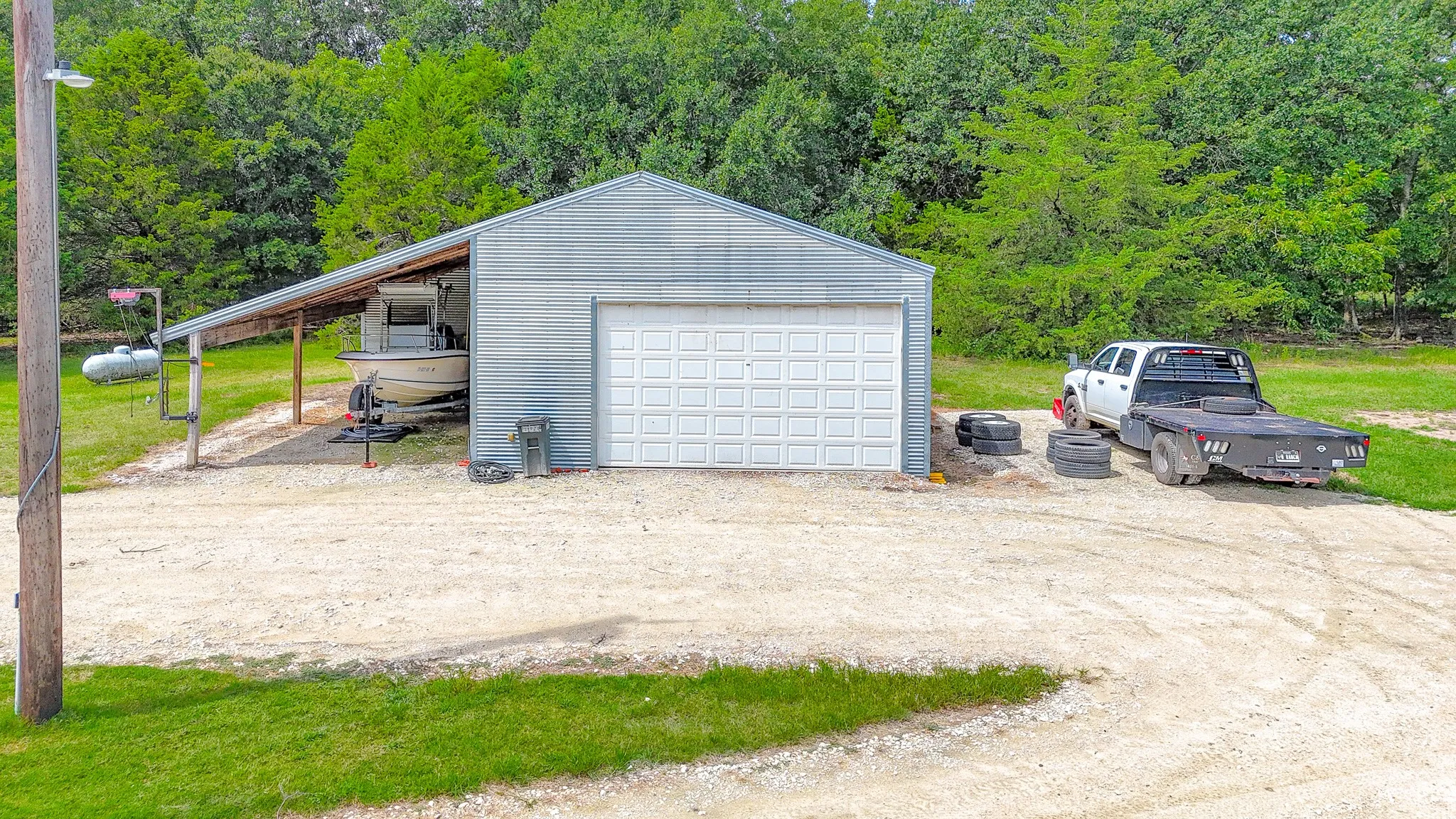 Single Family Residence For Sale in Navarro County , 315 County Road 2240, Kerens, Texas 75144, 2 Bedroom, 2 Bathroom, 4 Garage spaces, 1,320 Sqft, built in 2002, mls#21397908, Real Estate Agent in Kerens, Homes For Sale in Navarro county, Homes For Sale in Kerens, Realtor in Kerens Texas, Real Estate Brokerage Independent Realty Texas, Luminita Cordes Realtor