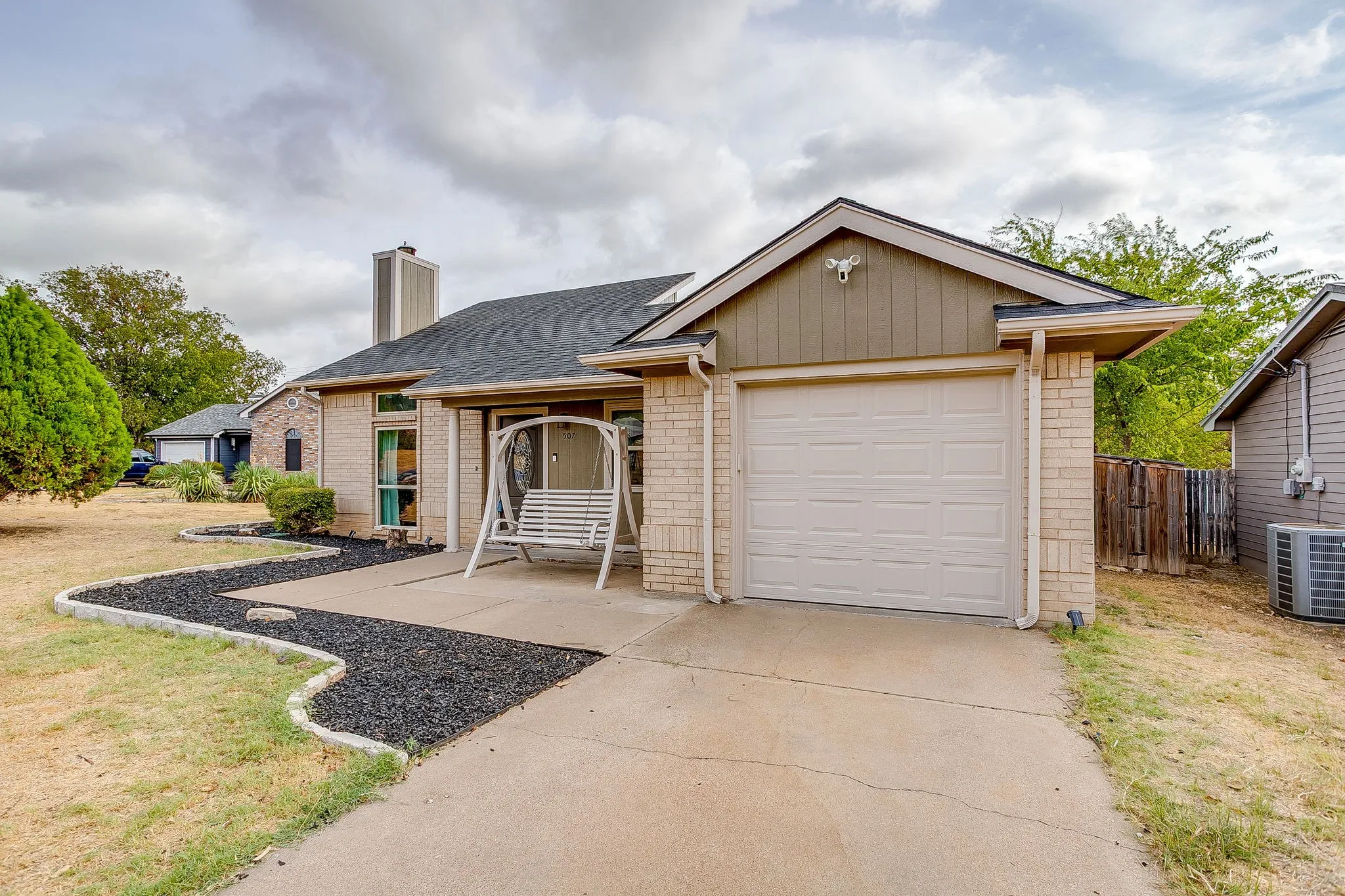 Single Family Residence For Sale in Hood County , 507 Heather Drive, Granbury, Texas 76048, 3 Bedroom, 2 Bathroom, 1 Garage spaces, 1,148 Sqft, built in 1987, mls#21397130, Real Estate Agent in Granbury, Homes For Sale in Hood county, Homes For Sale in Granbury, Realtor in Granbury Texas, Real Estate Brokerage Independent Realty Texas, Luminita Cordes Realtor