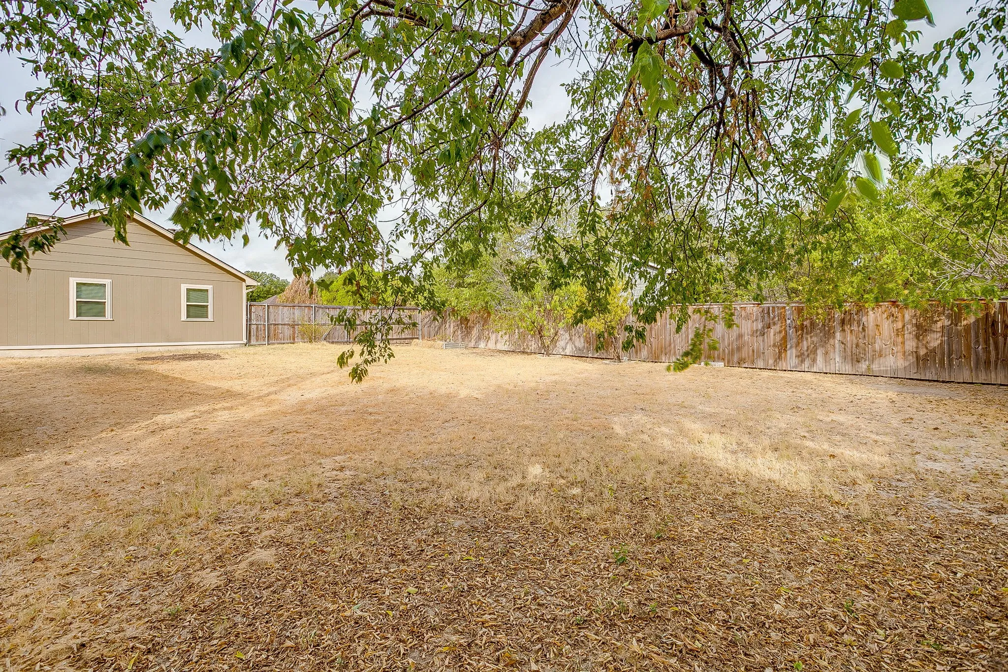 Single Family Residence For Sale in Hood County , 507 Heather Drive, Granbury, Texas 76048, 3 Bedroom, 2 Bathroom, 1 Garage spaces, 1,148 Sqft, built in 1987, mls#21397130, Real Estate Agent in Granbury, Homes For Sale in Hood county, Homes For Sale in Granbury, Realtor in Granbury Texas, Real Estate Brokerage Independent Realty Texas, Luminita Cordes Realtor