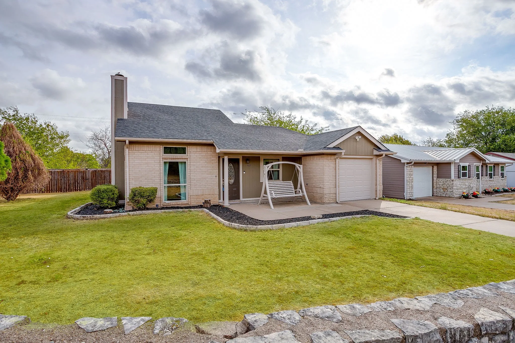 Single Family Residence For Sale in Hood County , 507 Heather Drive, Granbury, Texas 76048, 3 Bedroom, 2 Bathroom, 1 Garage spaces, 1,148 Sqft, built in 1987, mls#21397130, Real Estate Agent in Granbury, Homes For Sale in Hood county, Homes For Sale in Granbury, Realtor in Granbury Texas, Real Estate Brokerage Independent Realty Texas, Luminita Cordes Realtor