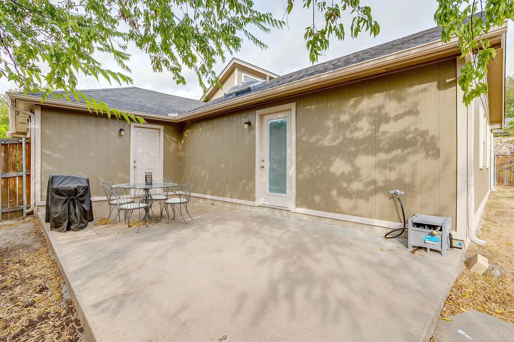 Single Family Residence For Sale in Hood County , 507 Heather Drive, Granbury, Texas 76048, 3 Bedroom, 2 Bathroom, 1 Garage spaces, 1,148 Sqft, built in 1987, mls#21397130, Real Estate Agent in Granbury, Homes For Sale in Hood county, Homes For Sale in Granbury, Realtor in Granbury Texas, Real Estate Brokerage Independent Realty Texas, Luminita Cordes Realtor