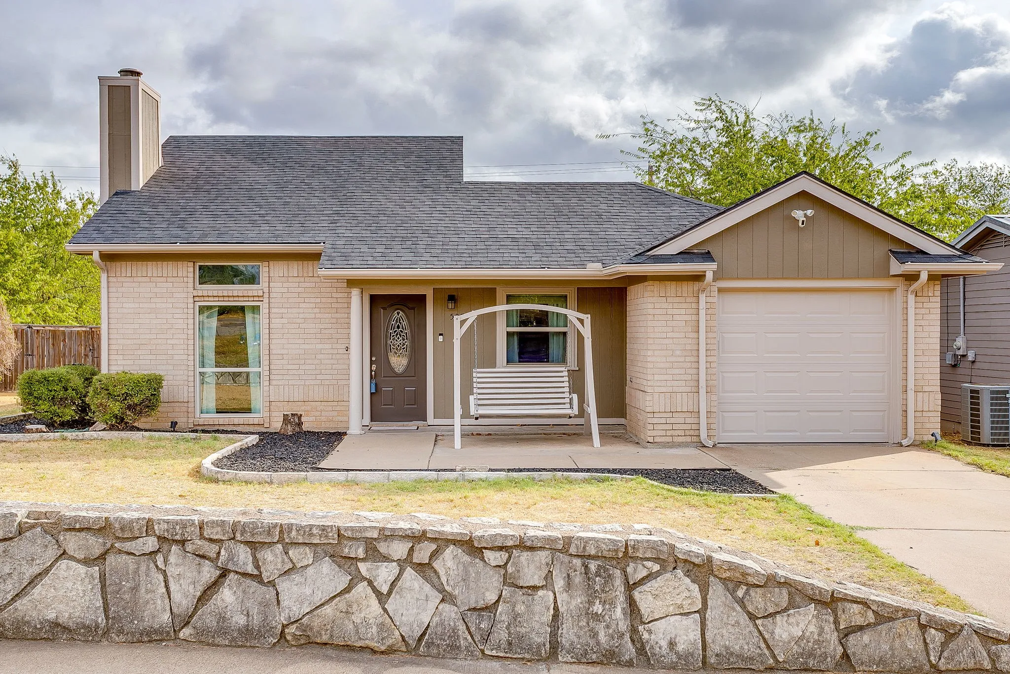 Single Family Residence For Sale in Hood County , 507 Heather Drive, Granbury, Texas 76048, 3 Bedroom, 2 Bathroom, 1 Garage spaces, 1,148 Sqft, built in 1987, mls#21397130, Real Estate Agent in Granbury, Homes For Sale in Hood county, Homes For Sale in Granbury, Realtor in Granbury Texas, Real Estate Brokerage Independent Realty Texas, Luminita Cordes Realtor