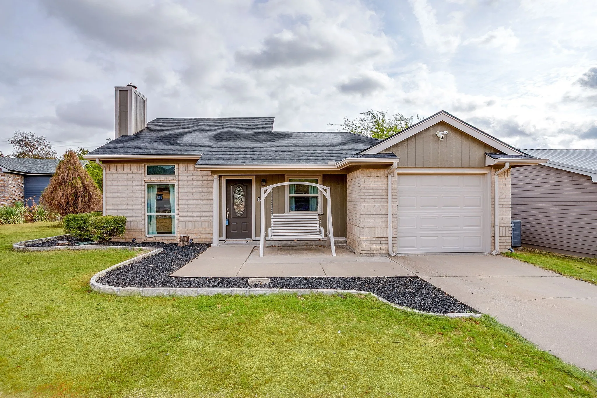 Single Family Residence For Sale in Hood County , 507 Heather Drive, Granbury, Texas 76048, 3 Bedroom, 2 Bathroom, 1 Garage spaces, 1,148 Sqft, built in 1987, mls#21397130, Real Estate Agent in Granbury, Homes For Sale in Hood county, Homes For Sale in Granbury, Realtor in Granbury Texas, Real Estate Brokerage Independent Realty Texas, Luminita Cordes Realtor