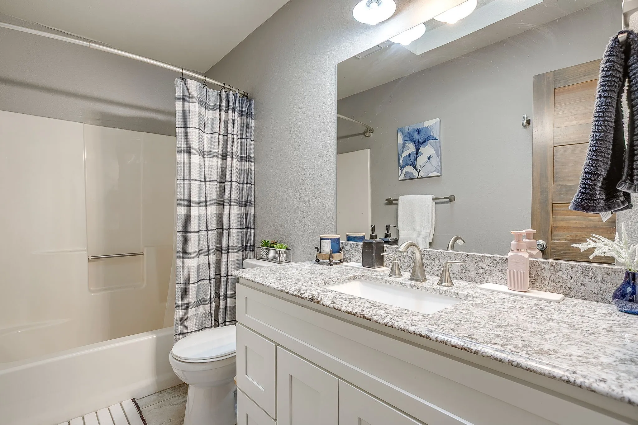 Single Family Residence For Sale in Hood County , 507 Heather Drive, Granbury, Texas 76048, 3 Bedroom, 2 Bathroom, 1 Garage spaces, 1,148 Sqft, built in 1987, mls#21397130, Real Estate Agent in Granbury, Homes For Sale in Hood county, Homes For Sale in Granbury, Realtor in Granbury Texas, Real Estate Brokerage Independent Realty Texas, Luminita Cordes Realtor