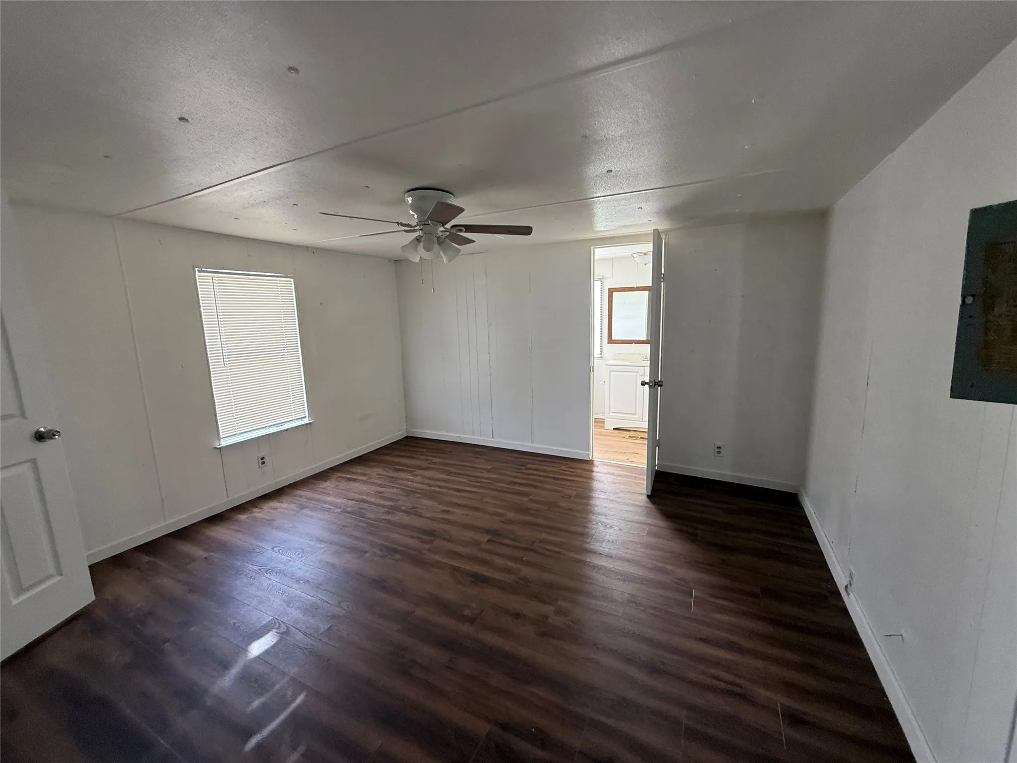 Mobile Home For Rent in Ellis County , 3277 Hidalgo D, Waxahachie, Texas 75167, 2 Bedroom, 1 Bathroom, Garage spaces, 800 Sqft, built in 1980, mls#21397993, Real Estate Agent in Waxahachie, Homes For Rent in Ellis county, Homes For Rent in Waxahachie, Realtor in Waxahachie Texas, Real Estate Brokerage Independent Realty Texas, Luminita Cordes Realtor
