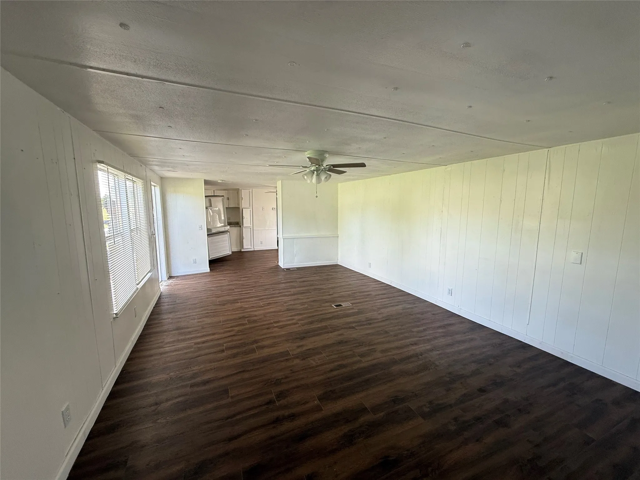 Mobile Home For Rent in Ellis County , 3277 Hidalgo D, Waxahachie, Texas 75167, 2 Bedroom, 1 Bathroom, Garage spaces, 800 Sqft, built in 1980, mls#21397993, Real Estate Agent in Waxahachie, Homes For Rent in Ellis county, Homes For Rent in Waxahachie, Realtor in Waxahachie Texas, Real Estate Brokerage Independent Realty Texas, Luminita Cordes Realtor