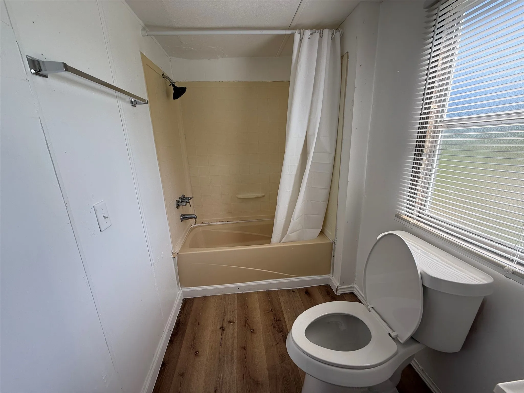 Mobile Home For Rent in Ellis County , 3277 Hidalgo D, Waxahachie, Texas 75167, 2 Bedroom, 1 Bathroom, Garage spaces, 800 Sqft, built in 1980, mls#21397993, Real Estate Agent in Waxahachie, Homes For Rent in Ellis county, Homes For Rent in Waxahachie, Realtor in Waxahachie Texas, Real Estate Brokerage Independent Realty Texas, Luminita Cordes Realtor