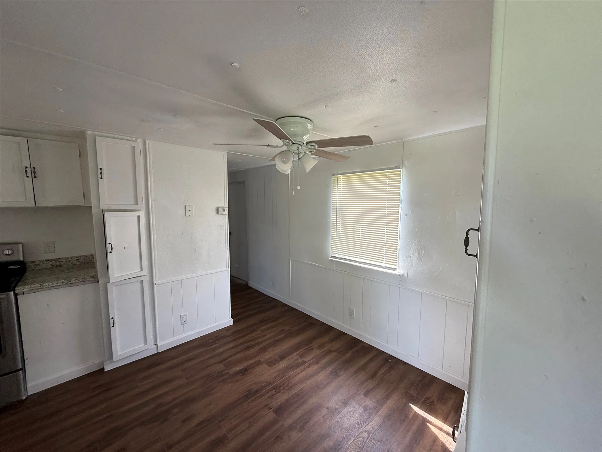 Mobile Home For Rent in Ellis County , 3277 Hidalgo D, Waxahachie, Texas 75167, 2 Bedroom, 1 Bathroom, Garage spaces, 800 Sqft, built in 1980, mls#21397993, Real Estate Agent in Waxahachie, Homes For Rent in Ellis county, Homes For Rent in Waxahachie, Realtor in Waxahachie Texas, Real Estate Brokerage Independent Realty Texas, Luminita Cordes Realtor