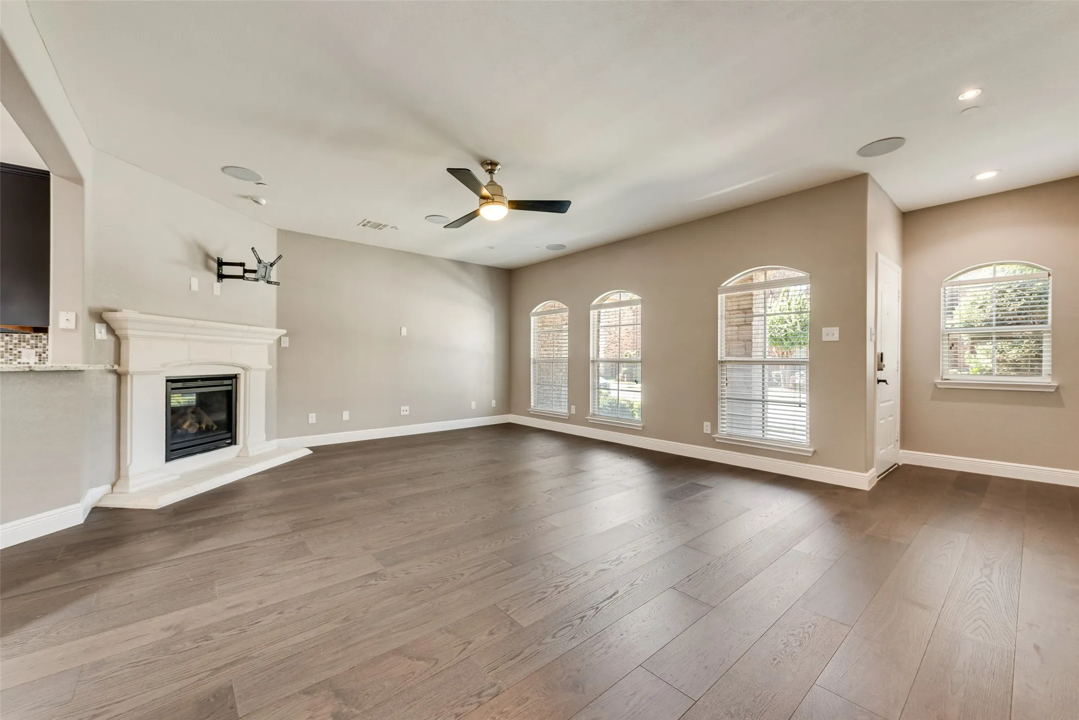 Townhouse For Sale in Denton County , 4268 Comanche Drive, Carrollton, Texas 75010, 3 Bedroom, 3 Bathroom, 2 Garage spaces, 2,200 Sqft, built in 2011, mls#21395635, Real Estate Agent in Carrollton, Homes For Sale in Denton county, Homes For Sale in Carrollton, Realtor in Carrollton Texas, Real Estate Brokerage Independent Realty Texas, Luminita Cordes Realtor