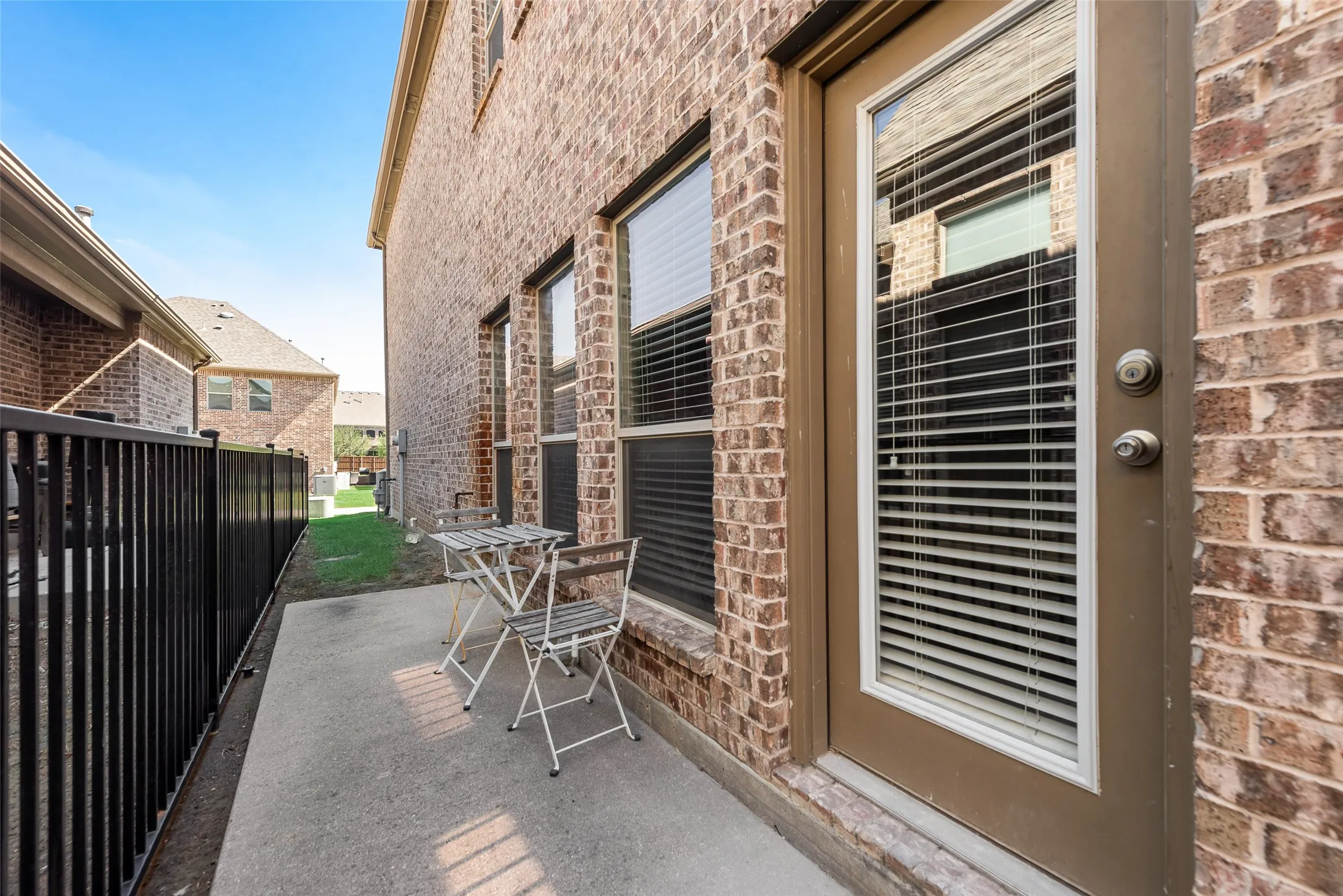 Townhouse For Sale in Denton County , 4268 Comanche Drive, Carrollton, Texas 75010, 3 Bedroom, 3 Bathroom, 2 Garage spaces, 2,200 Sqft, built in 2011, mls#21395635, Real Estate Agent in Carrollton, Homes For Sale in Denton county, Homes For Sale in Carrollton, Realtor in Carrollton Texas, Real Estate Brokerage Independent Realty Texas, Luminita Cordes Realtor