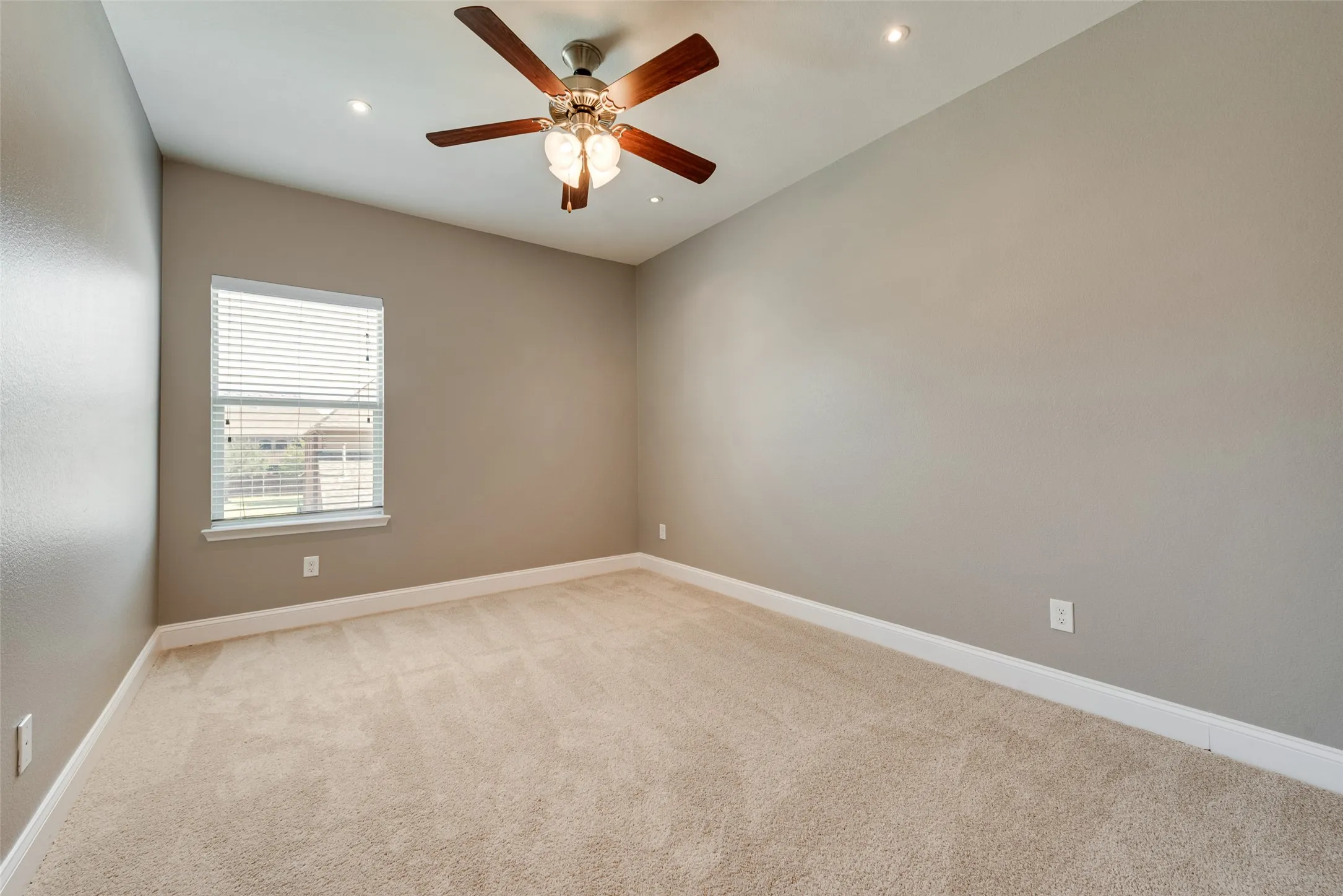 Townhouse For Sale in Denton County , 4268 Comanche Drive, Carrollton, Texas 75010, 3 Bedroom, 3 Bathroom, 2 Garage spaces, 2,200 Sqft, built in 2011, mls#21395635, Real Estate Agent in Carrollton, Homes For Sale in Denton county, Homes For Sale in Carrollton, Realtor in Carrollton Texas, Real Estate Brokerage Independent Realty Texas, Luminita Cordes Realtor