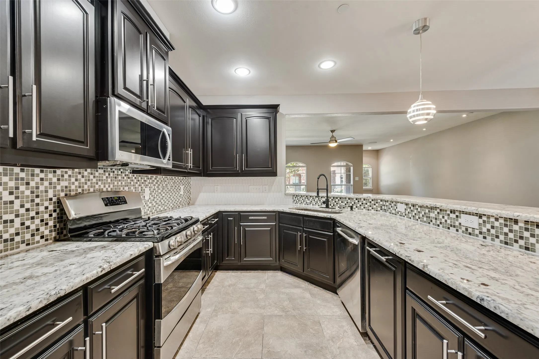 Townhouse For Sale in Denton County , 4268 Comanche Drive, Carrollton, Texas 75010, 3 Bedroom, 3 Bathroom, 2 Garage spaces, 2,200 Sqft, built in 2011, mls#21395635, Real Estate Agent in Carrollton, Homes For Sale in Denton county, Homes For Sale in Carrollton, Realtor in Carrollton Texas, Real Estate Brokerage Independent Realty Texas, Luminita Cordes Realtor