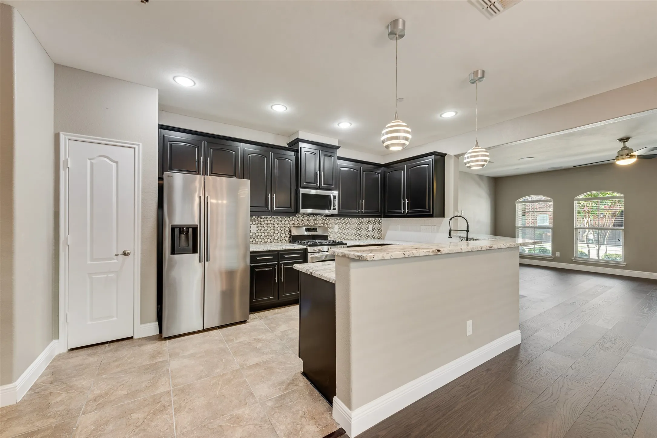 Townhouse For Sale in Denton County , 4268 Comanche Drive, Carrollton, Texas 75010, 3 Bedroom, 3 Bathroom, 2 Garage spaces, 2,200 Sqft, built in 2011, mls#21395635, Real Estate Agent in Carrollton, Homes For Sale in Denton county, Homes For Sale in Carrollton, Realtor in Carrollton Texas, Real Estate Brokerage Independent Realty Texas, Luminita Cordes Realtor