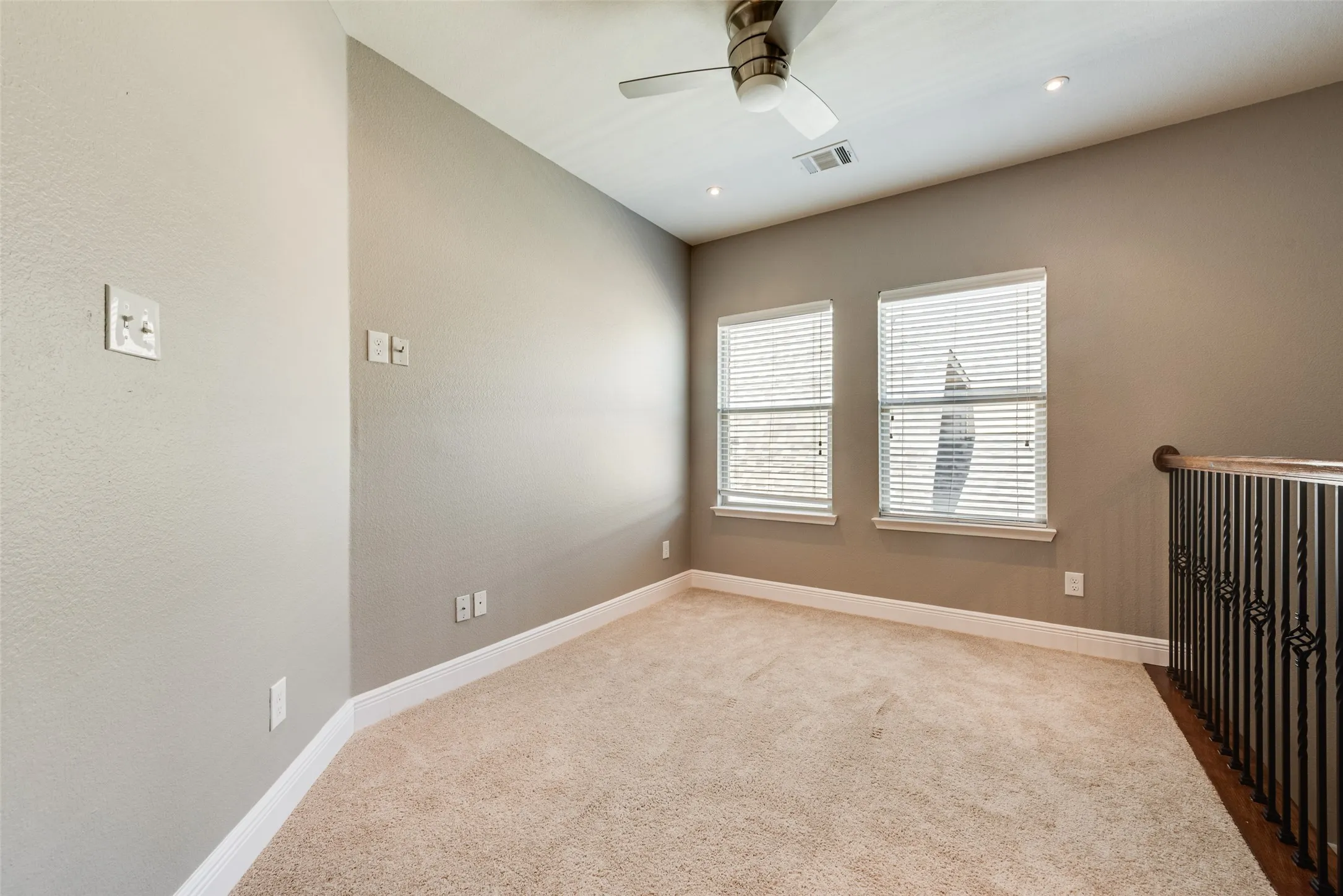 Townhouse For Sale in Denton County , 4268 Comanche Drive, Carrollton, Texas 75010, 3 Bedroom, 3 Bathroom, 2 Garage spaces, 2,200 Sqft, built in 2011, mls#21395635, Real Estate Agent in Carrollton, Homes For Sale in Denton county, Homes For Sale in Carrollton, Realtor in Carrollton Texas, Real Estate Brokerage Independent Realty Texas, Luminita Cordes Realtor