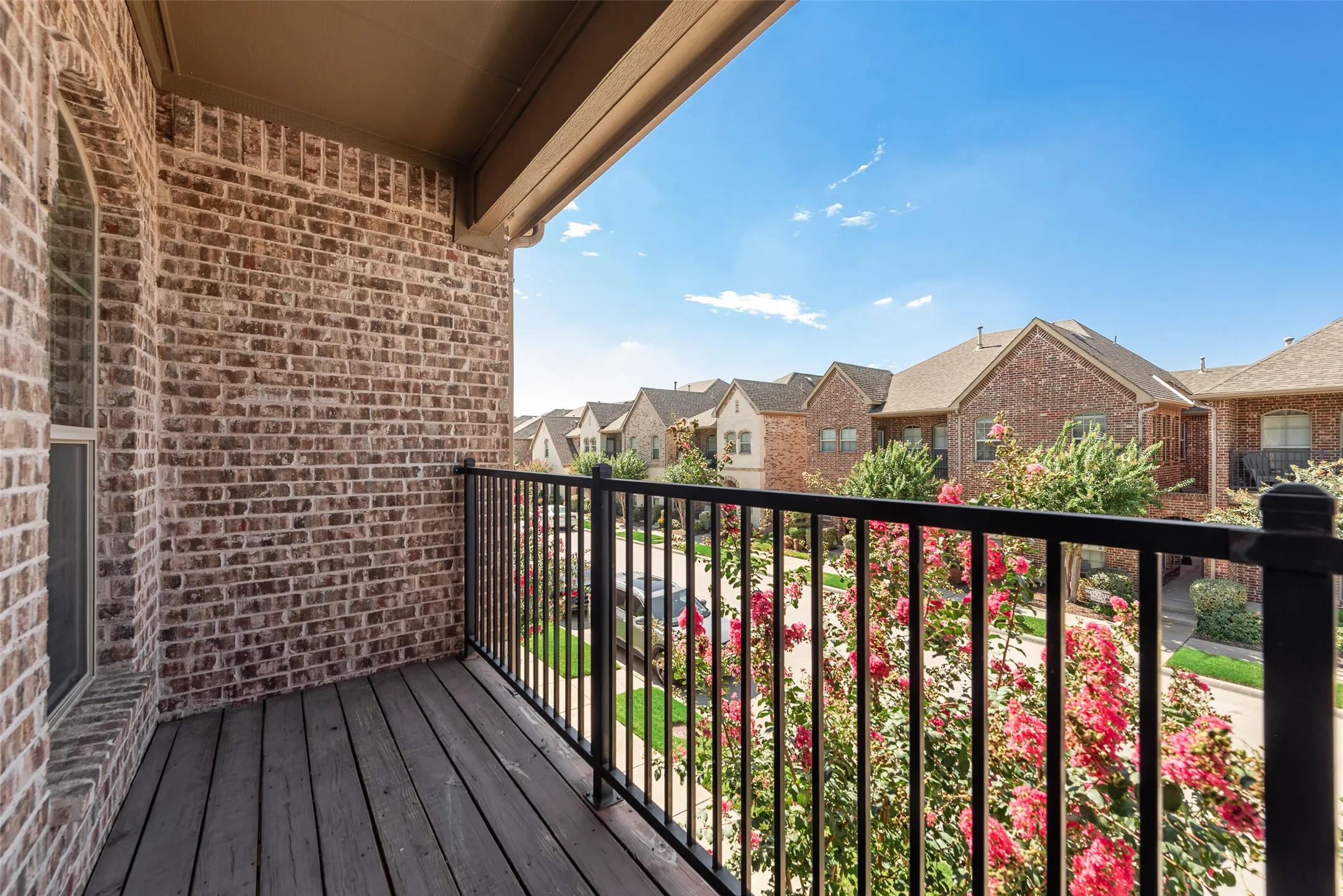 Townhouse For Sale in Denton County , 4268 Comanche Drive, Carrollton, Texas 75010, 3 Bedroom, 3 Bathroom, 2 Garage spaces, 2,200 Sqft, built in 2011, mls#21395635, Real Estate Agent in Carrollton, Homes For Sale in Denton county, Homes For Sale in Carrollton, Realtor in Carrollton Texas, Real Estate Brokerage Independent Realty Texas, Luminita Cordes Realtor