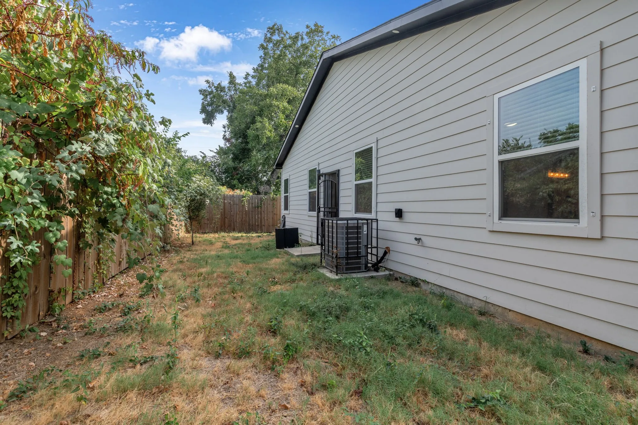 Single Family Residence For Sale in Dallas County , 2731 Maurine F. Bailey Way, Dallas, Texas 75215, 3 Bedroom, 3 Bathroom, 2 Garage spaces, 1,650 Sqft, built in 2023, mls#21397668, Real Estate Agent in Dallas, Homes For Sale in Dallas county, Homes For Sale in Dallas, Realtor in Dallas Texas, Real Estate Brokerage Independent Realty Texas, Luminita Cordes Realtor