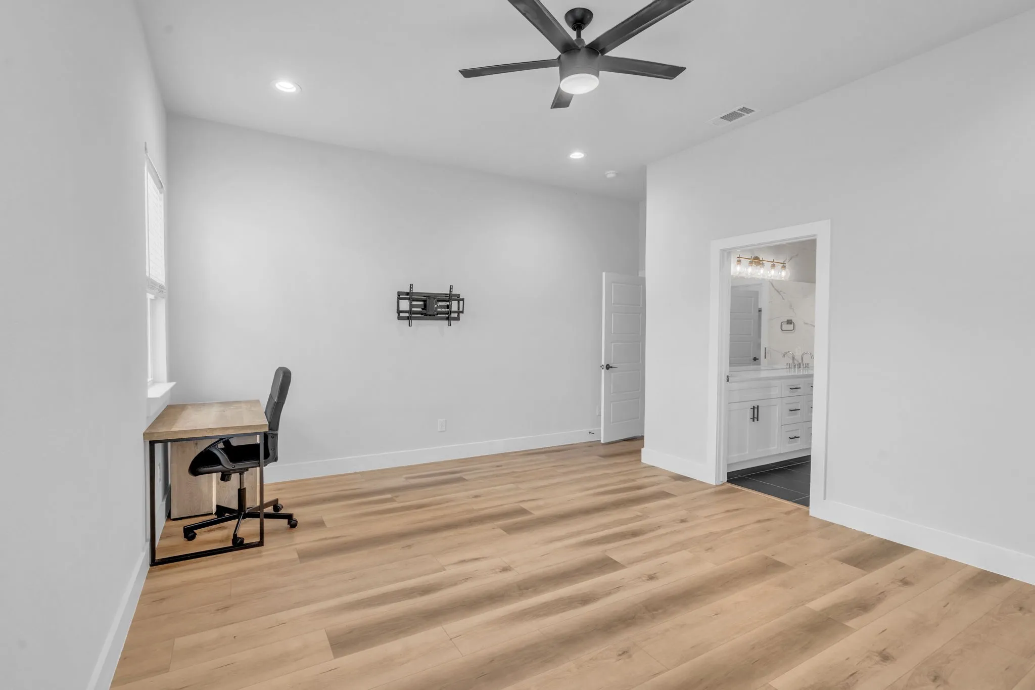 Single Family Residence For Sale in Dallas County , 2731 Maurine F. Bailey Way, Dallas, Texas 75215, 3 Bedroom, 3 Bathroom, 2 Garage spaces, 1,650 Sqft, built in 2023, mls#21397668, Real Estate Agent in Dallas, Homes For Sale in Dallas county, Homes For Sale in Dallas, Realtor in Dallas Texas, Real Estate Brokerage Independent Realty Texas, Luminita Cordes Realtor