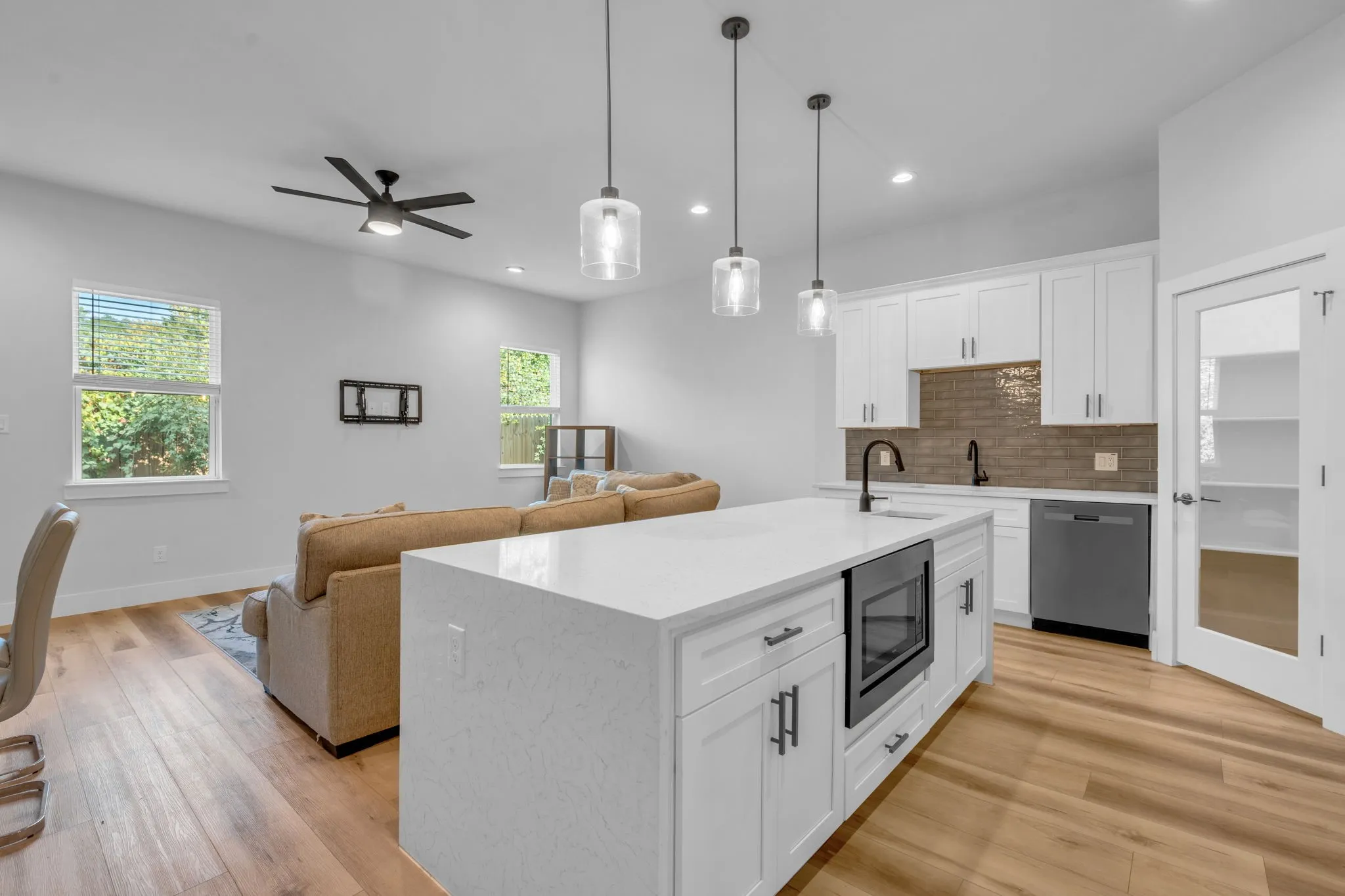 Single Family Residence For Sale in Dallas County , 2731 Maurine F. Bailey Way, Dallas, Texas 75215, 3 Bedroom, 3 Bathroom, 2 Garage spaces, 1,650 Sqft, built in 2023, mls#21397668, Real Estate Agent in Dallas, Homes For Sale in Dallas county, Homes For Sale in Dallas, Realtor in Dallas Texas, Real Estate Brokerage Independent Realty Texas, Luminita Cordes Realtor