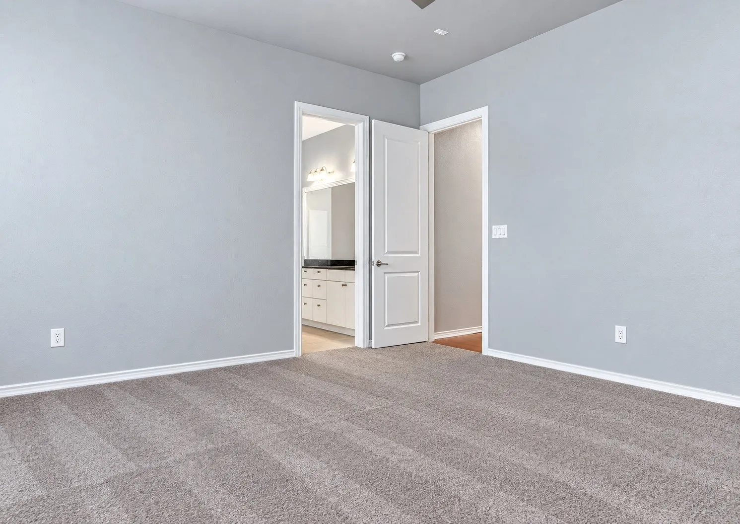 Townhouse For Rent in Tarrant County , 1209 Beaconsfield Lane 506, Arlington, Texas 76011, 3 Bedroom, 3 Bathroom, 2 Garage spaces, 2,334 Sqft, built in 2018, mls#21398015, Real Estate Agent in Arlington, Homes For Rent in Tarrant county, Homes For Rent in Arlington, Realtor in Arlington Texas, Real Estate Brokerage Independent Realty Texas, Luminita Cordes Realtor