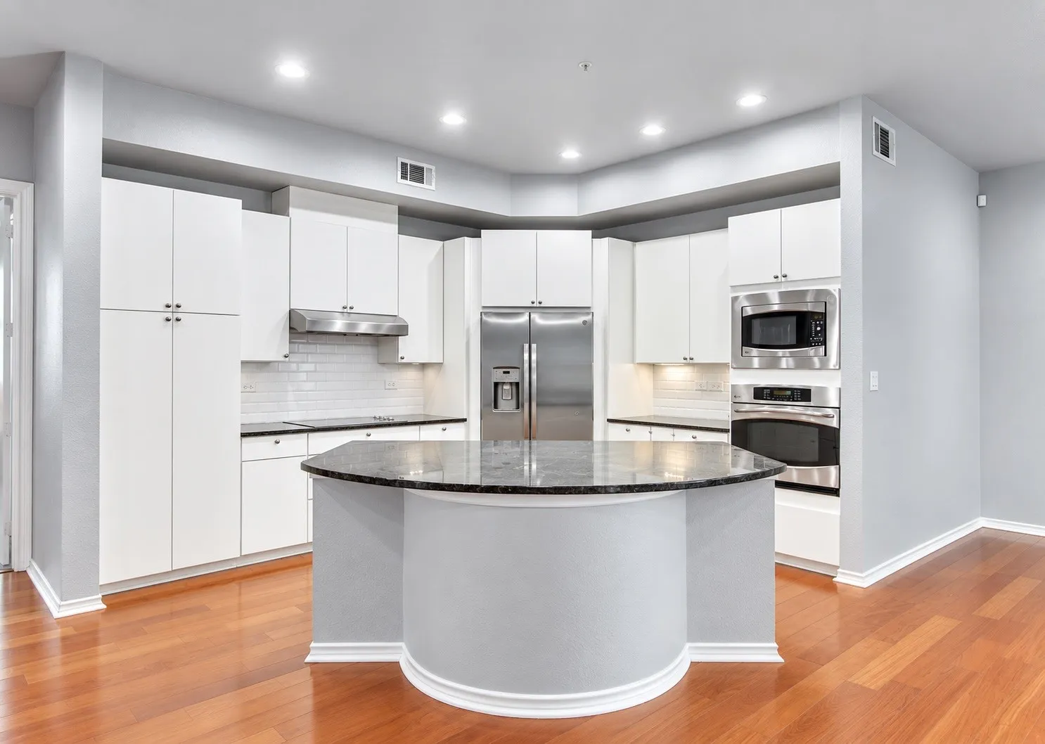 Townhouse For Rent in Tarrant County , 1209 Beaconsfield Lane 506, Arlington, Texas 76011, 3 Bedroom, 3 Bathroom, 2 Garage spaces, 2,334 Sqft, built in 2018, mls#21398015, Real Estate Agent in Arlington, Homes For Rent in Tarrant county, Homes For Rent in Arlington, Realtor in Arlington Texas, Real Estate Brokerage Independent Realty Texas, Luminita Cordes Realtor