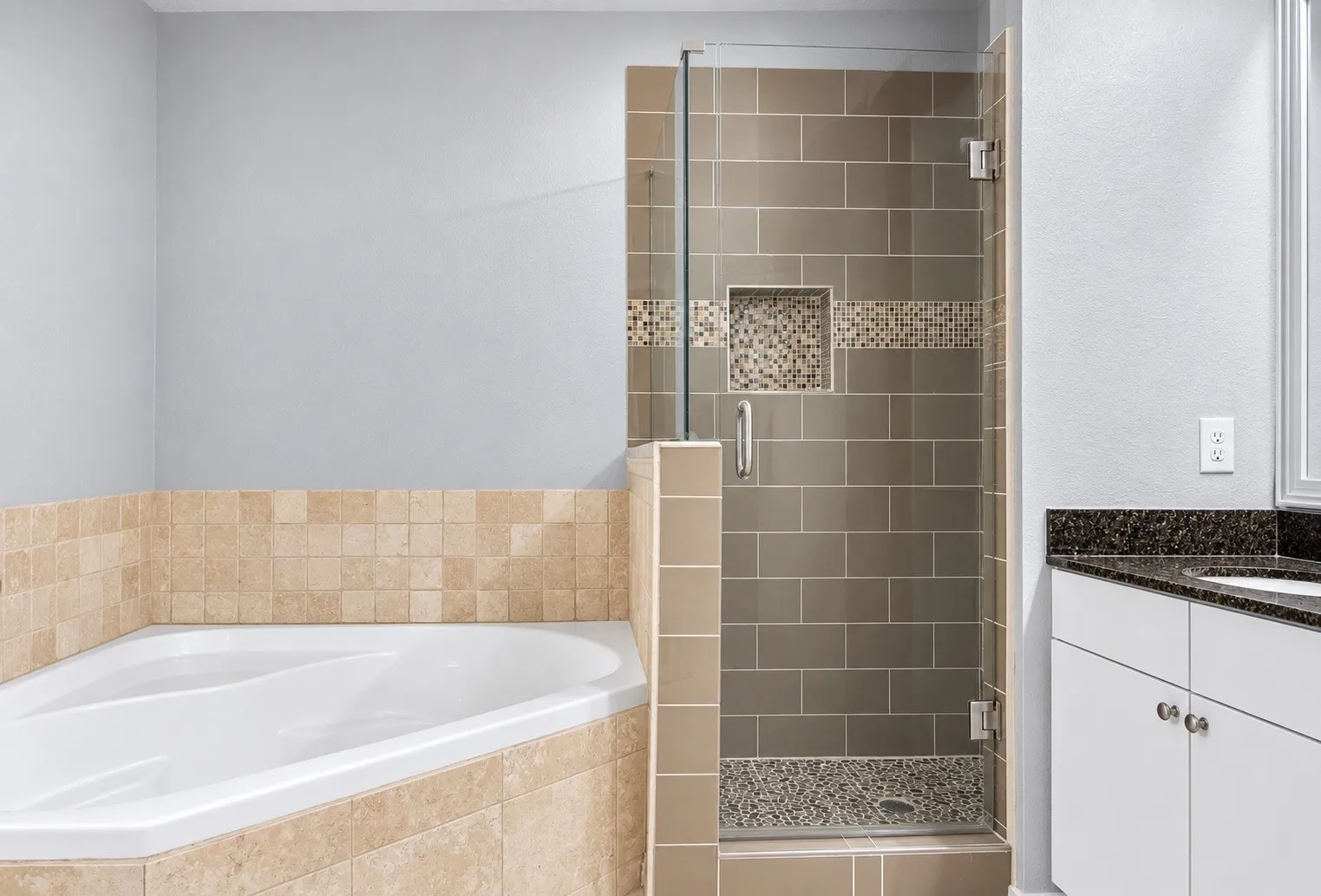 Townhouse For Rent in Tarrant County , 1209 Beaconsfield Lane 506, Arlington, Texas 76011, 3 Bedroom, 3 Bathroom, 2 Garage spaces, 2,334 Sqft, built in 2018, mls#21398015, Real Estate Agent in Arlington, Homes For Rent in Tarrant county, Homes For Rent in Arlington, Realtor in Arlington Texas, Real Estate Brokerage Independent Realty Texas, Luminita Cordes Realtor