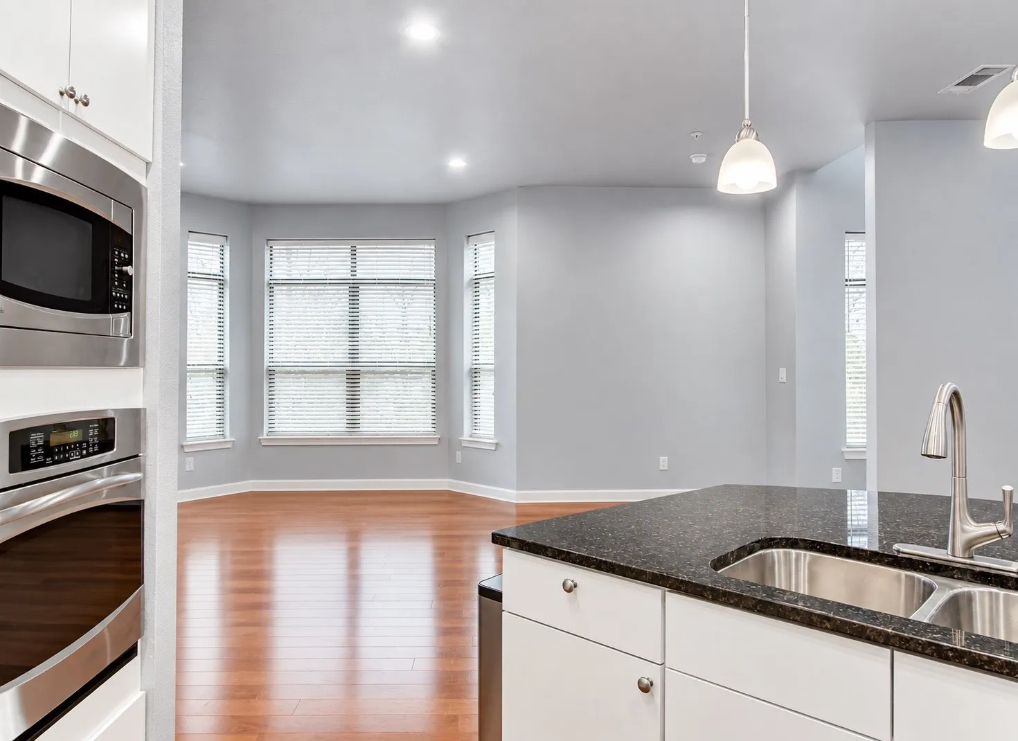Townhouse For Rent in Tarrant County , 1209 Beaconsfield Lane 506, Arlington, Texas 76011, 3 Bedroom, 3 Bathroom, 2 Garage spaces, 2,334 Sqft, built in 2018, mls#21398015, Real Estate Agent in Arlington, Homes For Rent in Tarrant county, Homes For Rent in Arlington, Realtor in Arlington Texas, Real Estate Brokerage Independent Realty Texas, Luminita Cordes Realtor