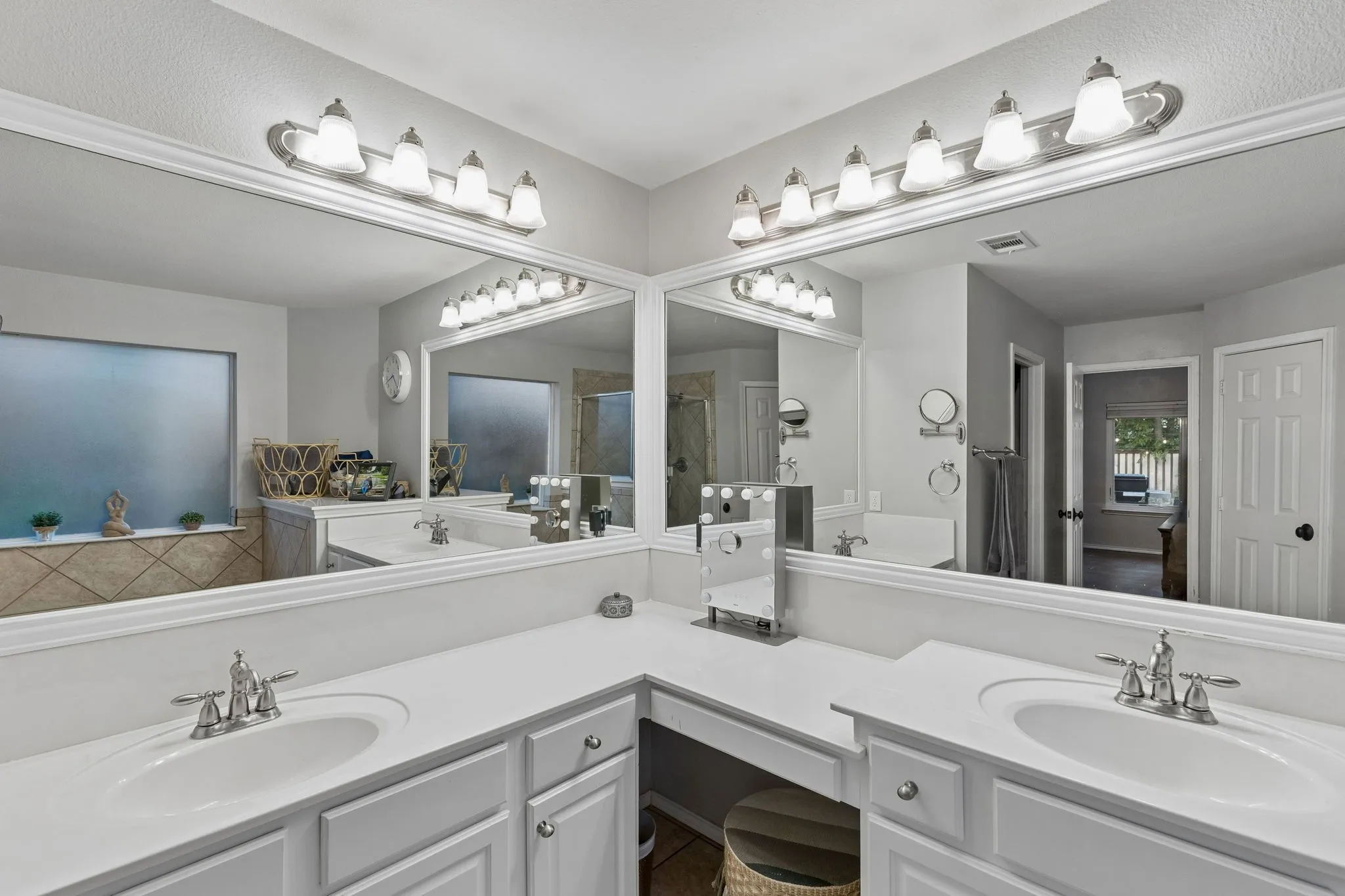 Single Family Residence For Sale in Tarrant County , 10404 Bear Creek Trail, Fort Worth, Texas 76244, 4 Bedroom, 3 Bathroom, 2 Garage spaces, 2,264 Sqft, built in 2004, mls#21398024, Real Estate Agent in Fort Worth, Homes For Sale in Tarrant county, Homes For Sale in Fort Worth, Realtor in Fort Worth Texas, Real Estate Brokerage Independent Realty Texas, Luminita Cordes Realtor