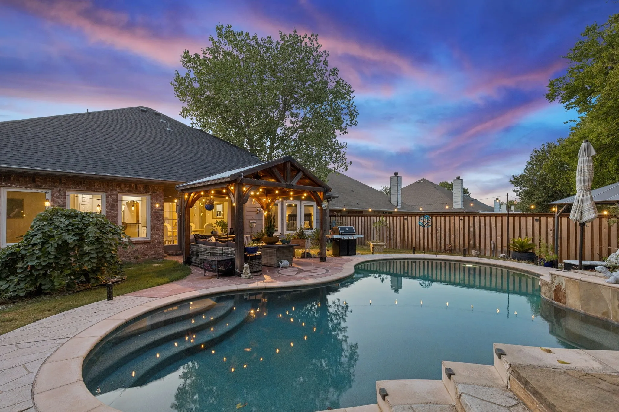 Single Family Residence For Sale in Tarrant County , 10404 Bear Creek Trail, Fort Worth, Texas 76244, 4 Bedroom, 3 Bathroom, 2 Garage spaces, 2,264 Sqft, built in 2004, mls#21398024, Real Estate Agent in Fort Worth, Homes For Sale in Tarrant county, Homes For Sale in Fort Worth, Realtor in Fort Worth Texas, Real Estate Brokerage Independent Realty Texas, Luminita Cordes Realtor