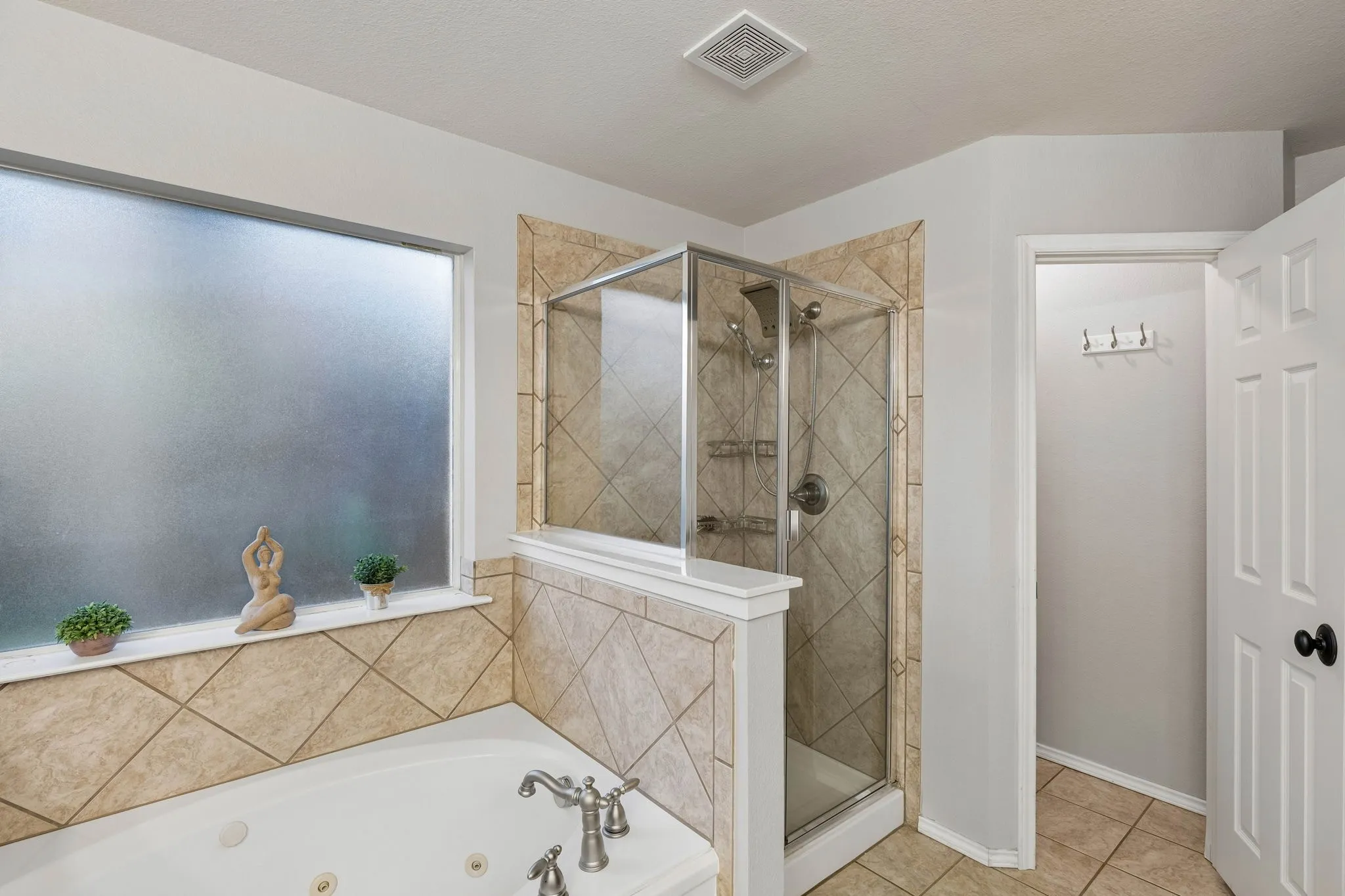 Single Family Residence For Sale in Tarrant County , 10404 Bear Creek Trail, Fort Worth, Texas 76244, 4 Bedroom, 3 Bathroom, 2 Garage spaces, 2,264 Sqft, built in 2004, mls#21398024, Real Estate Agent in Fort Worth, Homes For Sale in Tarrant county, Homes For Sale in Fort Worth, Realtor in Fort Worth Texas, Real Estate Brokerage Independent Realty Texas, Luminita Cordes Realtor