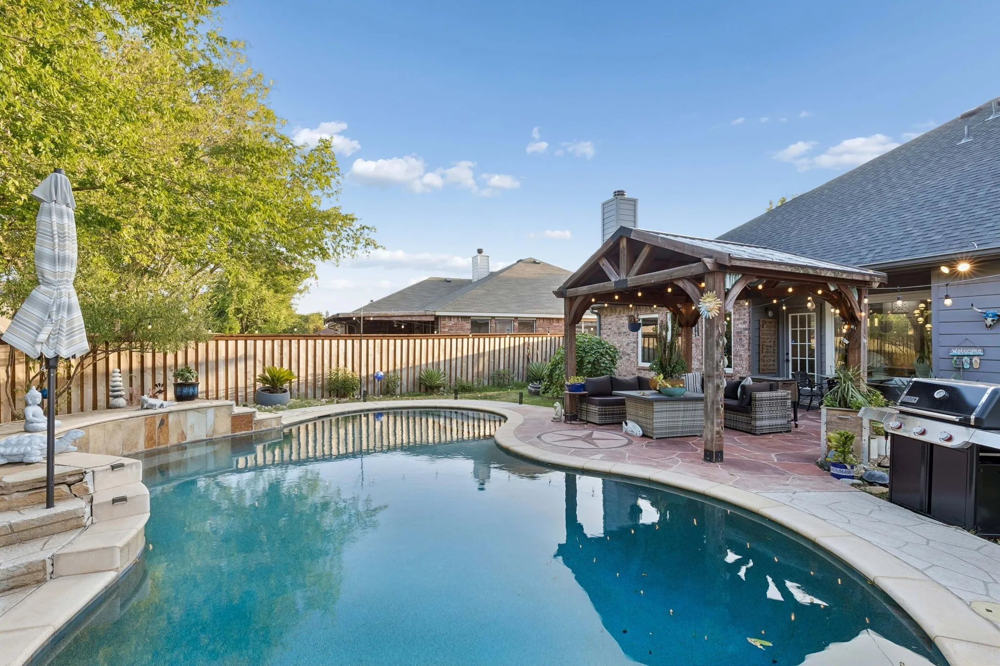 Single Family Residence For Sale in Tarrant County , 10404 Bear Creek Trail, Fort Worth, Texas 76244, 4 Bedroom, 3 Bathroom, 2 Garage spaces, 2,264 Sqft, built in 2004, mls#21398024, Real Estate Agent in Fort Worth, Homes For Sale in Tarrant county, Homes For Sale in Fort Worth, Realtor in Fort Worth Texas, Real Estate Brokerage Independent Realty Texas, Luminita Cordes Realtor