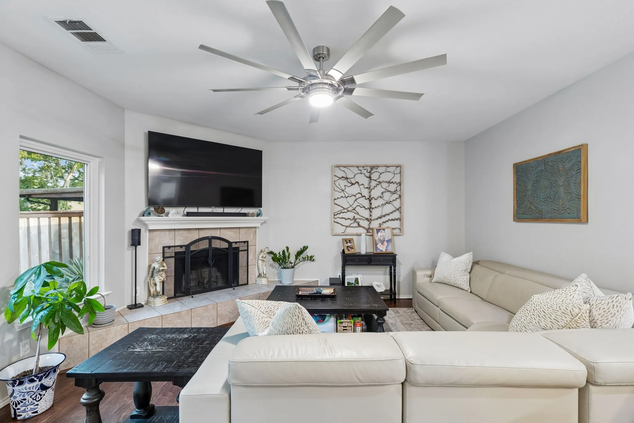 Single Family Residence For Sale in Tarrant County , 10404 Bear Creek Trail, Fort Worth, Texas 76244, 4 Bedroom, 3 Bathroom, 2 Garage spaces, 2,264 Sqft, built in 2004, mls#21398024, Real Estate Agent in Fort Worth, Homes For Sale in Tarrant county, Homes For Sale in Fort Worth, Realtor in Fort Worth Texas, Real Estate Brokerage Independent Realty Texas, Luminita Cordes Realtor