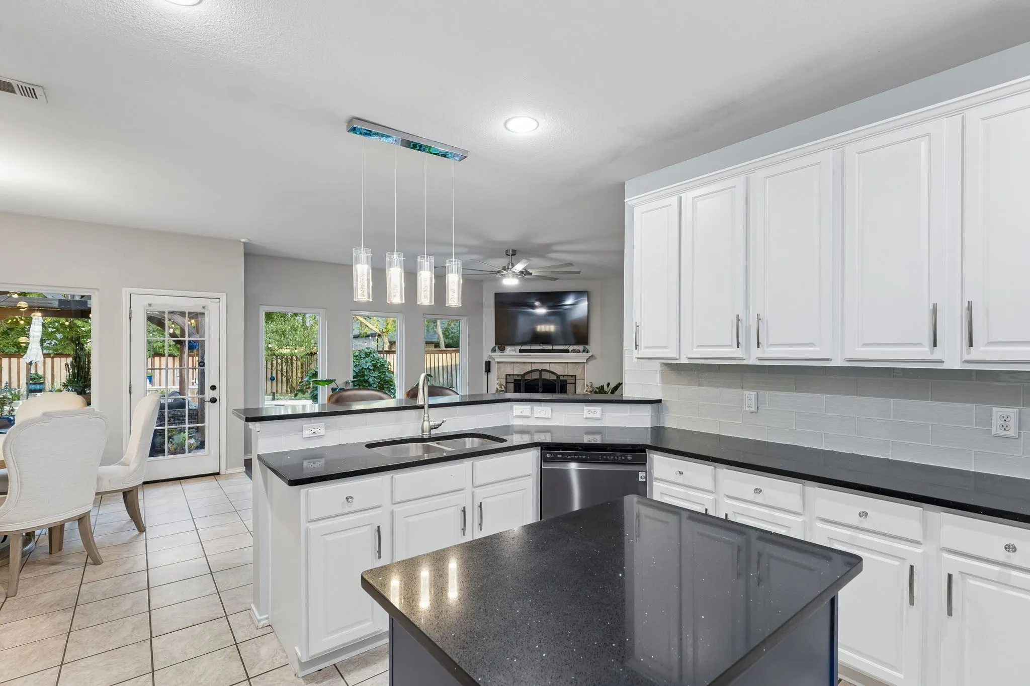 Single Family Residence For Sale in Tarrant County , 10404 Bear Creek Trail, Fort Worth, Texas 76244, 4 Bedroom, 3 Bathroom, 2 Garage spaces, 2,264 Sqft, built in 2004, mls#21398024, Real Estate Agent in Fort Worth, Homes For Sale in Tarrant county, Homes For Sale in Fort Worth, Realtor in Fort Worth Texas, Real Estate Brokerage Independent Realty Texas, Luminita Cordes Realtor