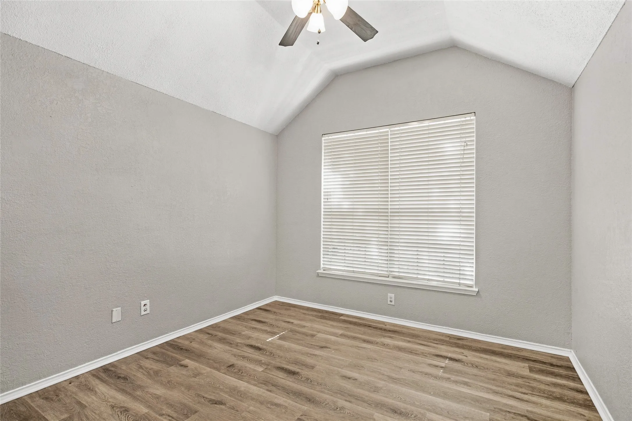 Single Family Residence For Sale in Collin County , 9510 Prestmont Place, Frisco, Texas 75035, 4 Bedroom, 2 Bathroom, 2 Garage spaces, 2,160 Sqft, built in 1995, mls#21393253, Real Estate Agent in Frisco, Homes For Sale in Collin county, Homes For Sale in Frisco, Realtor in Frisco Texas, Real Estate Brokerage Independent Realty Texas, Luminita Cordes Realtor
