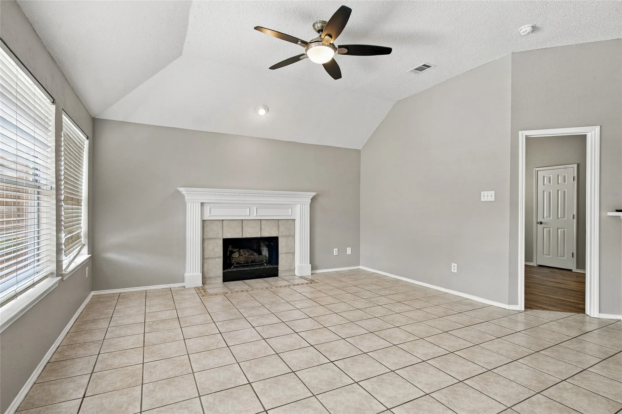Single Family Residence For Sale in Collin County , 9510 Prestmont Place, Frisco, Texas 75035, 4 Bedroom, 2 Bathroom, 2 Garage spaces, 2,160 Sqft, built in 1995, mls#21393253, Real Estate Agent in Frisco, Homes For Sale in Collin county, Homes For Sale in Frisco, Realtor in Frisco Texas, Real Estate Brokerage Independent Realty Texas, Luminita Cordes Realtor