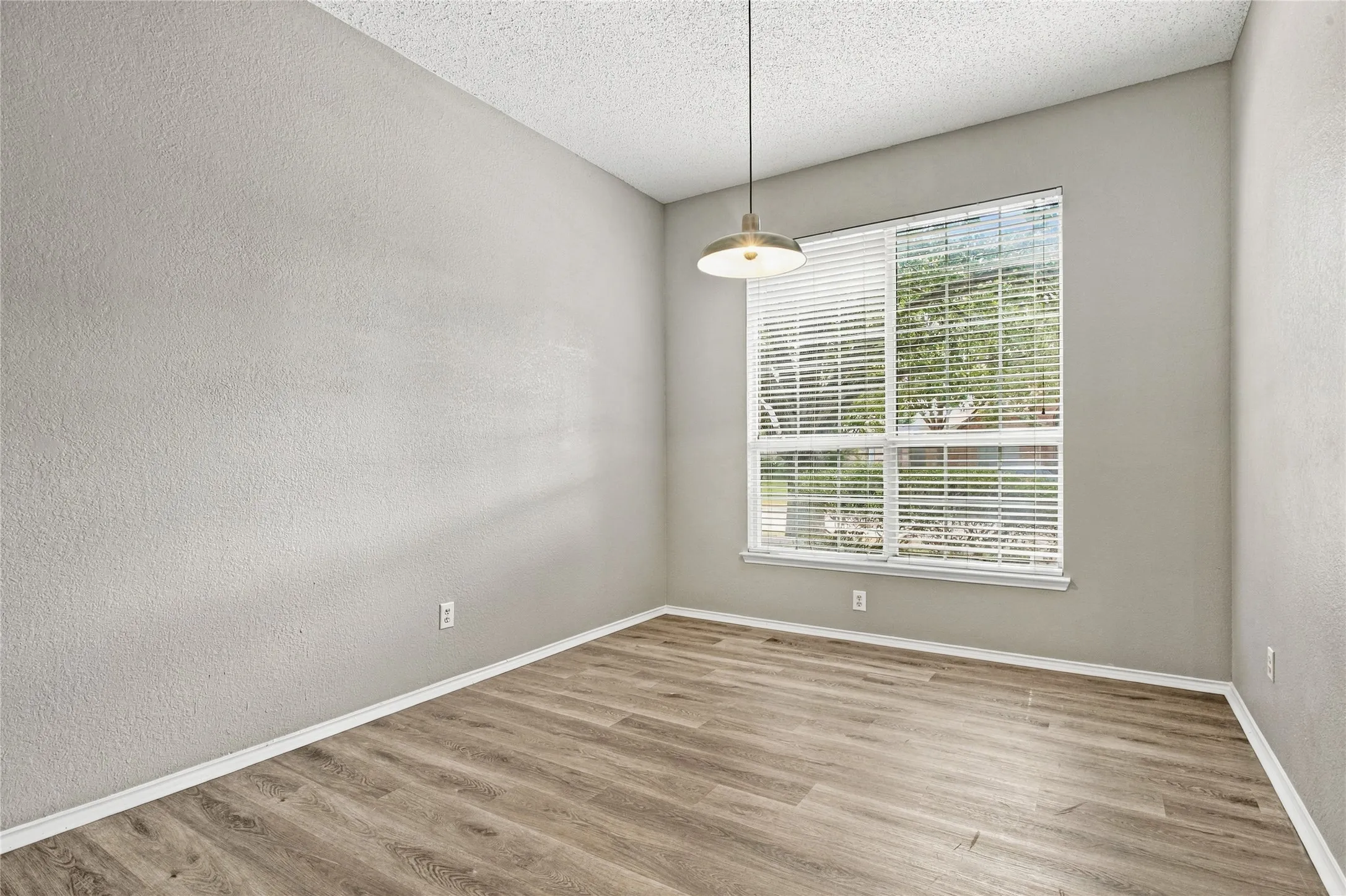 Single Family Residence For Sale in Collin County , 9510 Prestmont Place, Frisco, Texas 75035, 4 Bedroom, 2 Bathroom, 2 Garage spaces, 2,160 Sqft, built in 1995, mls#21393253, Real Estate Agent in Frisco, Homes For Sale in Collin county, Homes For Sale in Frisco, Realtor in Frisco Texas, Real Estate Brokerage Independent Realty Texas, Luminita Cordes Realtor
