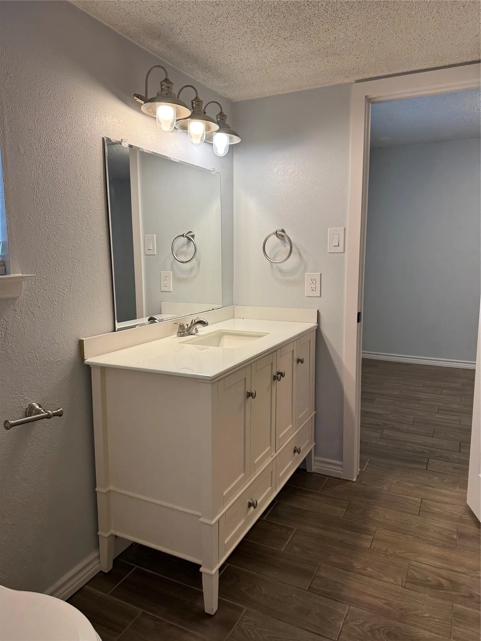 Single Family Residence For Rent in Dallas County , 2121 Oak Valley Lane, Dallas, Texas 75232, 3 Bedroom, 2 Bathroom, 2 Garage spaces, 1,738 Sqft, built in 1967, mls#21397939, Real Estate Agent in Dallas, Homes For Rent in Dallas county, Homes For Rent in Dallas, Realtor in Dallas Texas, Real Estate Brokerage Independent Realty Texas, Luminita Cordes Realtor