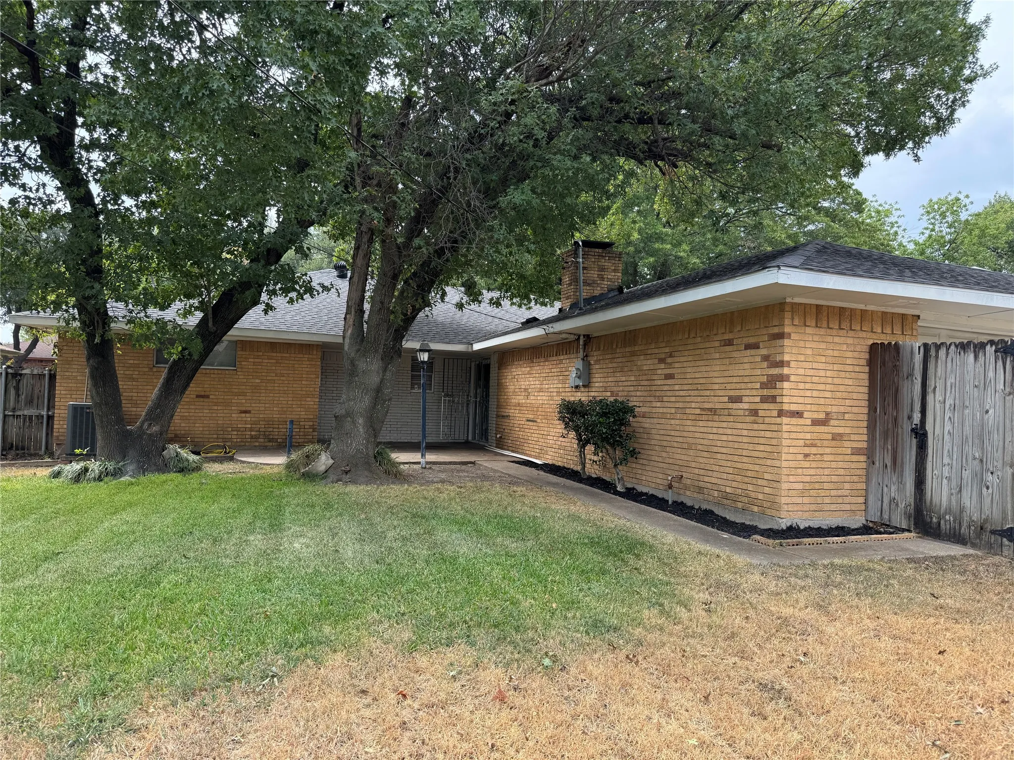 Single Family Residence For Rent in Dallas County , 2121 Oak Valley Lane, Dallas, Texas 75232, 3 Bedroom, 2 Bathroom, 2 Garage spaces, 1,738 Sqft, built in 1967, mls#21397939, Real Estate Agent in Dallas, Homes For Rent in Dallas county, Homes For Rent in Dallas, Realtor in Dallas Texas, Real Estate Brokerage Independent Realty Texas, Luminita Cordes Realtor