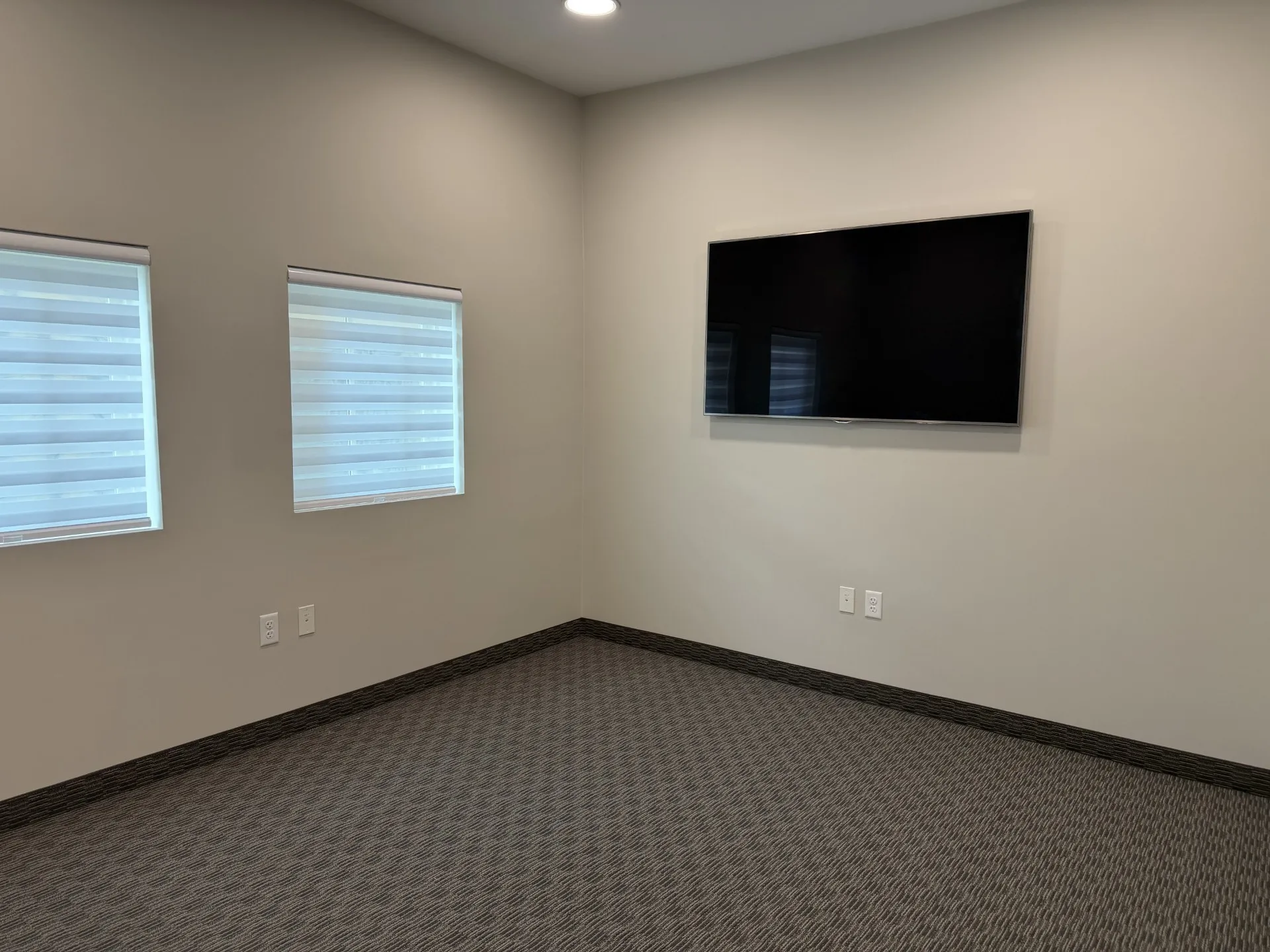 Office 1 with wireless TV connection