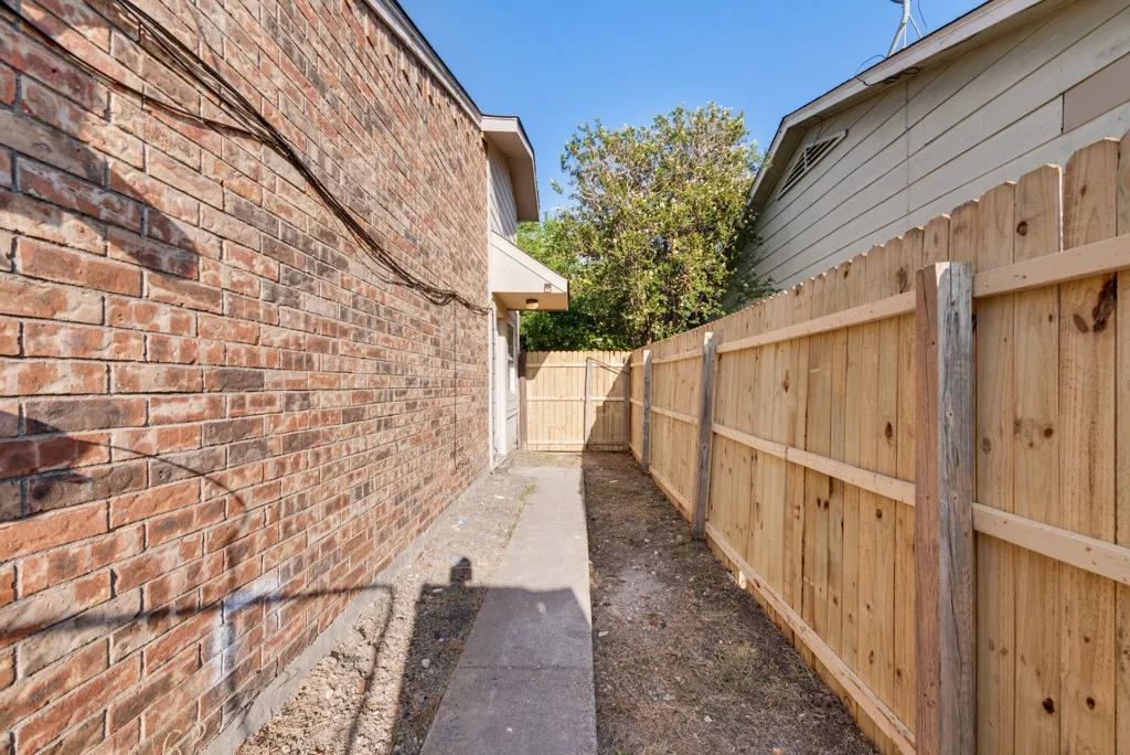 Duplex For Rent in Dallas County , 2445 Red River Street, Mesquite, Texas 75150, 2 Bedroom, 2 Bathroom, Garage spaces, 966 Sqft, built in 1983, mls#21397990, Real Estate Agent in Mesquite, Homes For Rent in Dallas county, Homes For Rent in Mesquite, Realtor in Mesquite Texas, Real Estate Brokerage Independent Realty Texas, Luminita Cordes Realtor