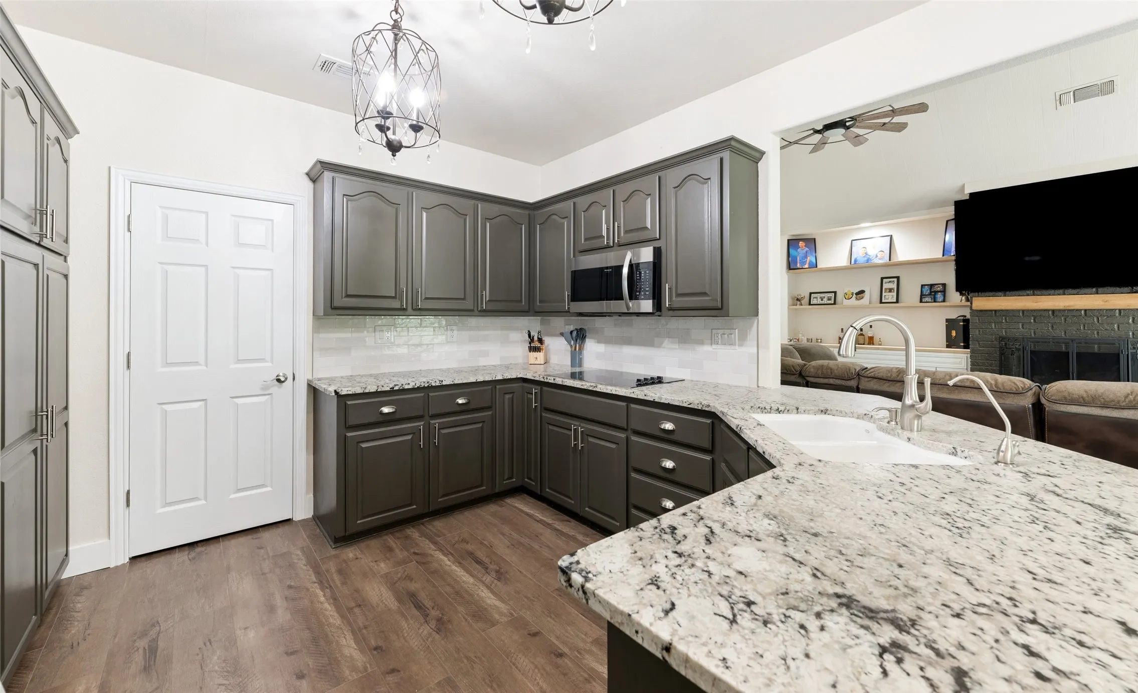 Single Family Residence For Sale in Henderson County , 109 Enchanted Drive, Enchanted Oaks, Texas 75156, 4 Bedroom, 2 Bathroom, 2 Garage spaces, 2,842 Sqft, built in 1998, mls#21397638, Real Estate Agent in Enchanted Oaks, Homes For Sale in Henderson county, Homes For Sale in Enchanted Oaks, Realtor in Enchanted Oaks Texas, Real Estate Brokerage Independent Realty Texas, Luminita Cordes Realtor