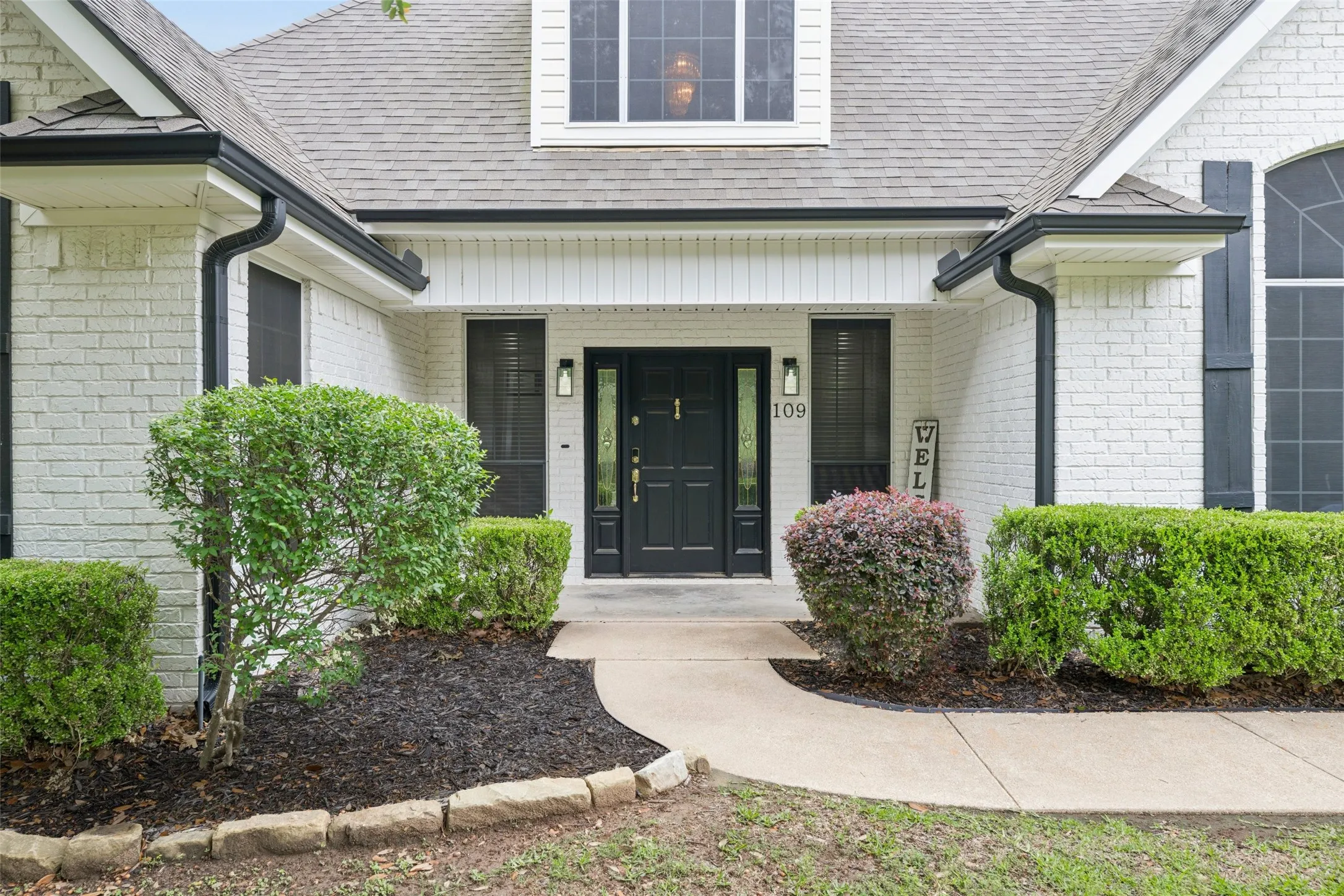 Single Family Residence For Sale in Henderson County , 109 Enchanted Drive, Enchanted Oaks, Texas 75156, 4 Bedroom, 2 Bathroom, 2 Garage spaces, 2,842 Sqft, built in 1998, mls#21397638, Real Estate Agent in Enchanted Oaks, Homes For Sale in Henderson county, Homes For Sale in Enchanted Oaks, Realtor in Enchanted Oaks Texas, Real Estate Brokerage Independent Realty Texas, Luminita Cordes Realtor