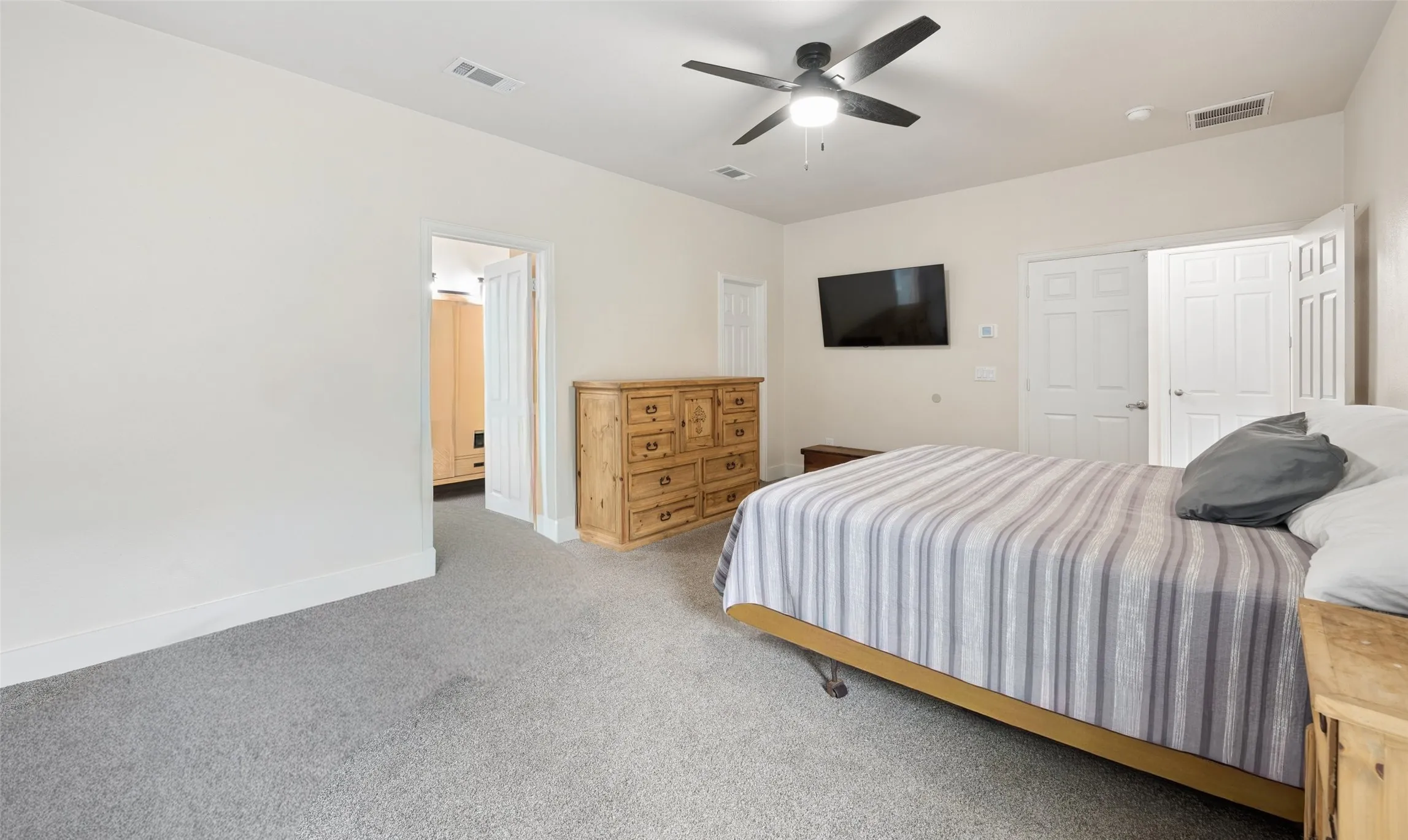 Single Family Residence For Sale in Henderson County , 109 Enchanted Drive, Enchanted Oaks, Texas 75156, 4 Bedroom, 2 Bathroom, 2 Garage spaces, 2,842 Sqft, built in 1998, mls#21397638, Real Estate Agent in Enchanted Oaks, Homes For Sale in Henderson county, Homes For Sale in Enchanted Oaks, Realtor in Enchanted Oaks Texas, Real Estate Brokerage Independent Realty Texas, Luminita Cordes Realtor