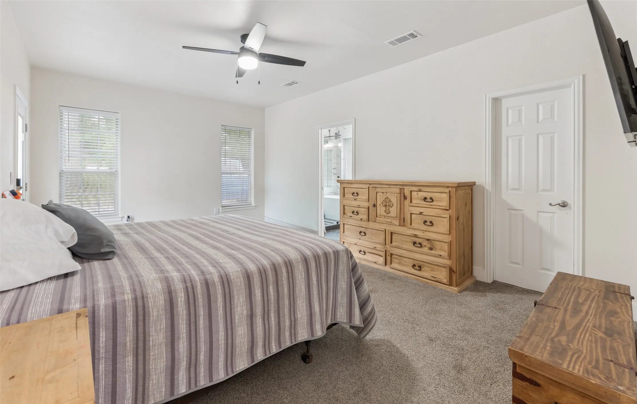 Single Family Residence For Sale in Henderson County , 109 Enchanted Drive, Enchanted Oaks, Texas 75156, 4 Bedroom, 2 Bathroom, 2 Garage spaces, 2,842 Sqft, built in 1998, mls#21397638, Real Estate Agent in Enchanted Oaks, Homes For Sale in Henderson county, Homes For Sale in Enchanted Oaks, Realtor in Enchanted Oaks Texas, Real Estate Brokerage Independent Realty Texas, Luminita Cordes Realtor