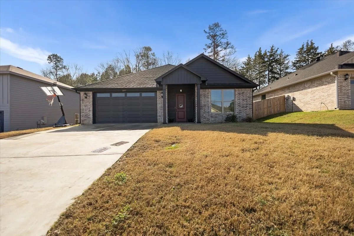 Single Family Residence For Sale in Upshur County , 237 Oak Valley Drive, Gilmer, Texas 75644, 3 Bedroom, 2 Bathroom, 2 Garage spaces, 1,714 Sqft, built in 2023, mls#21398040, Real Estate Agent in Gilmer, Homes For Sale in Upshur county, Homes For Sale in Gilmer, Realtor in Gilmer Texas, Real Estate Brokerage Independent Realty Texas, Luminita Cordes Realtor